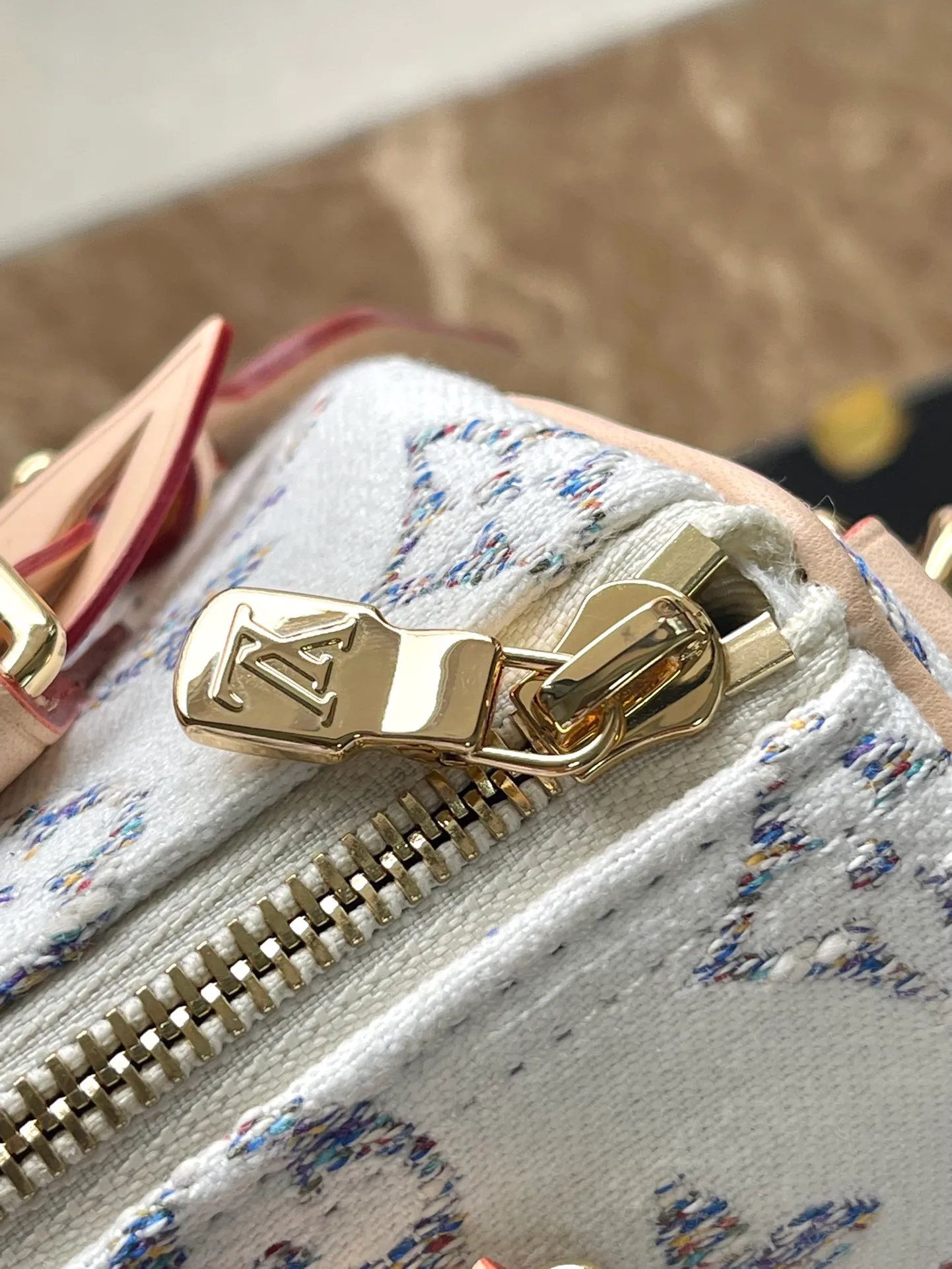 💰1040 Top Original Order M24709 This Speedy Bandoulière 20 handbag is from the Nautical series. The Monogram pattern is woven with colorful yarns, showing a unique color gradient. Jacquard fabric combined with invisible coating provides excellent wear resistance. Dimensions: 20.5 x 13.5 x 12 cm (length x height x width)