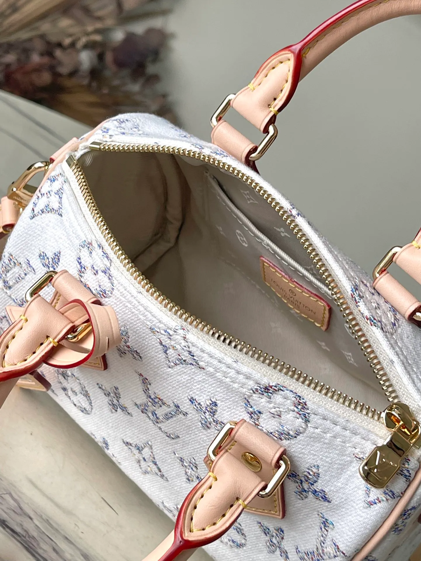 💰1040 Top Original Order M24709 This Speedy Bandoulière 20 handbag is from the Nautical series. The Monogram pattern is woven with colorful yarns, showing a unique color gradient. Jacquard fabric combined with invisible coating provides excellent wear resistance. Dimensions: 20.5 x 13.5 x 12 cm (length x height x width)