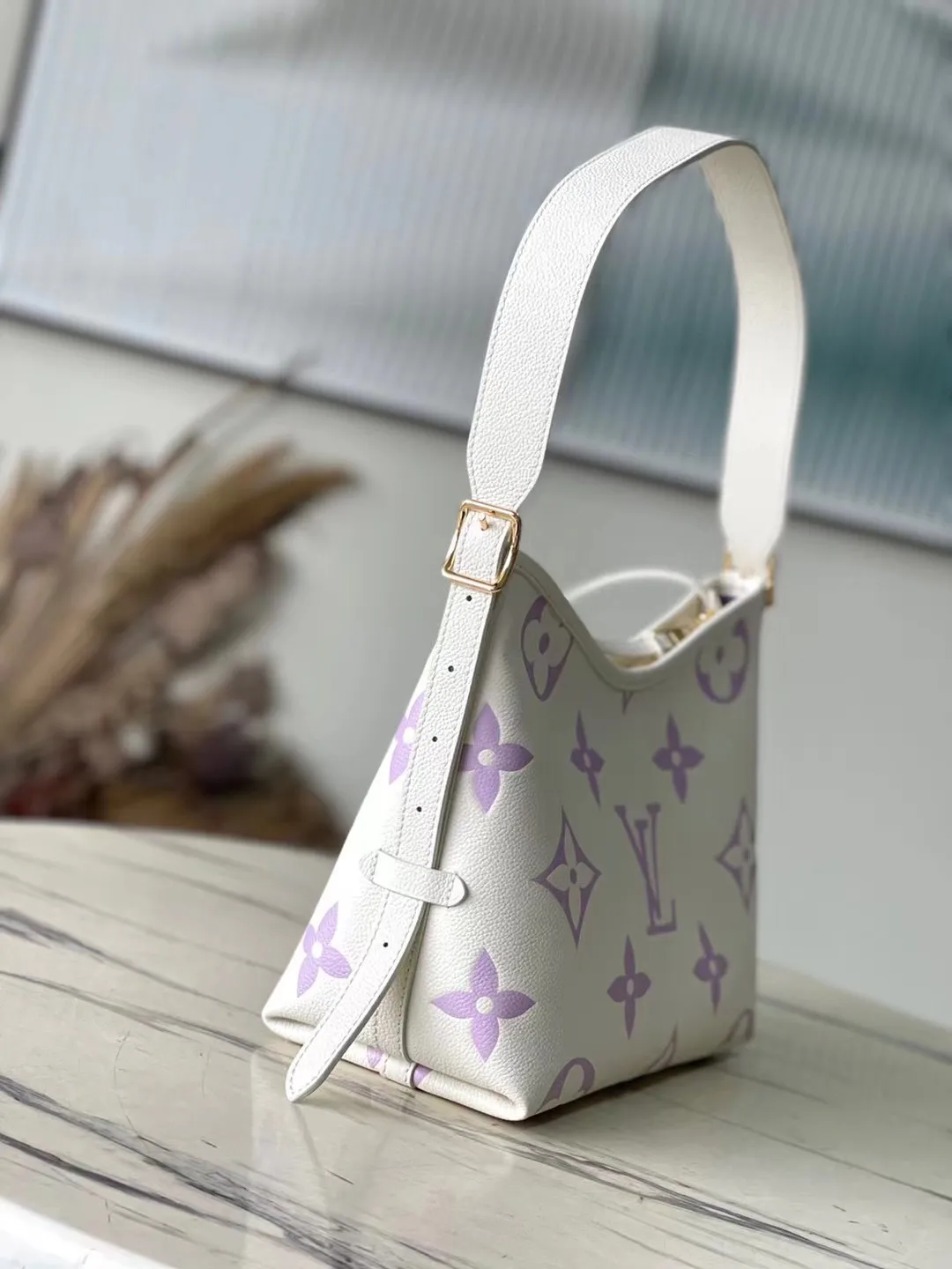 💰1180 (top-grain leather) top-quality original M46288 purple silk screen printing details. The CarryAll small handbag is made of Monogram Empreinte embossed leather. It has a generous configuration and a neat inner layer. The large inner bag adds functional elements. Comes with a Monogram embossed zipper clutch secured by a leather strap. A personal companion for urban life. Dimensions 29 x 24 x 12 cm (length x height x width)