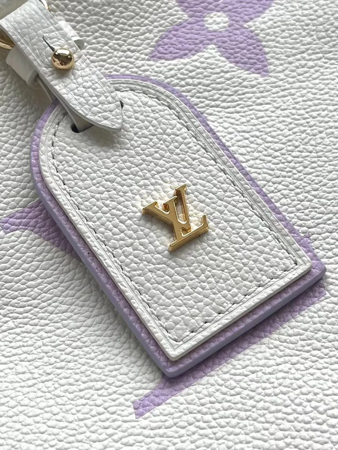 💰1180 (top-grain leather) top-quality original M46288 purple silk screen printing details. The CarryAll small handbag is made of Monogram Empreinte embossed leather. It has a generous configuration and a neat inner layer. The large inner bag adds functional elements. Comes with a Monogram embossed zipper clutch secured by a leather strap. A personal companion for urban life. Dimensions 29 x 24 x 12 cm (length x height x width)