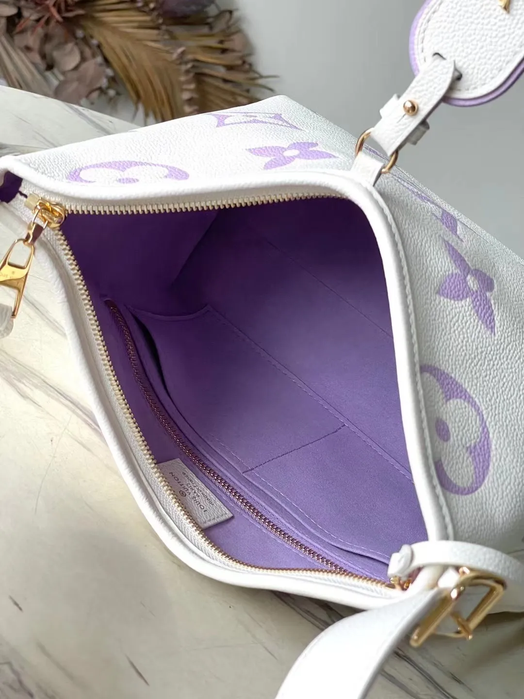 💰1180 (top-grain leather) top-quality original M46288 purple silk screen printing details. The CarryAll small handbag is made of Monogram Empreinte embossed leather. It has a generous configuration and a neat inner layer. The large inner bag adds functional elements. Comes with a Monogram embossed zipper clutch secured by a leather strap. A personal companion for urban life. Dimensions 29 x 24 x 12 cm (length x height x width)