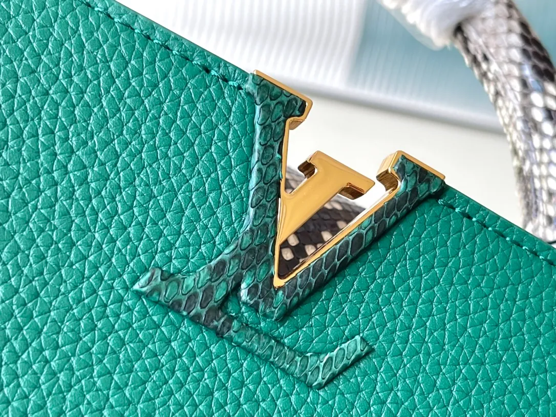 💰2560 (Special Grade Original Leather) N80931/M48865 Green Snake Shoulder This Capucines BB handbag is made of full-grain Taurillon leather and is exquisitely constructed. It is equipped with top handles, two-way flaps and a logo outlined in python snakeskin, making it a gorgeous choice for both day and night. The detachable wide shoulder strap can be worn on the shoulder or cross-body for a edgy look. Size: 27 *18*9cm