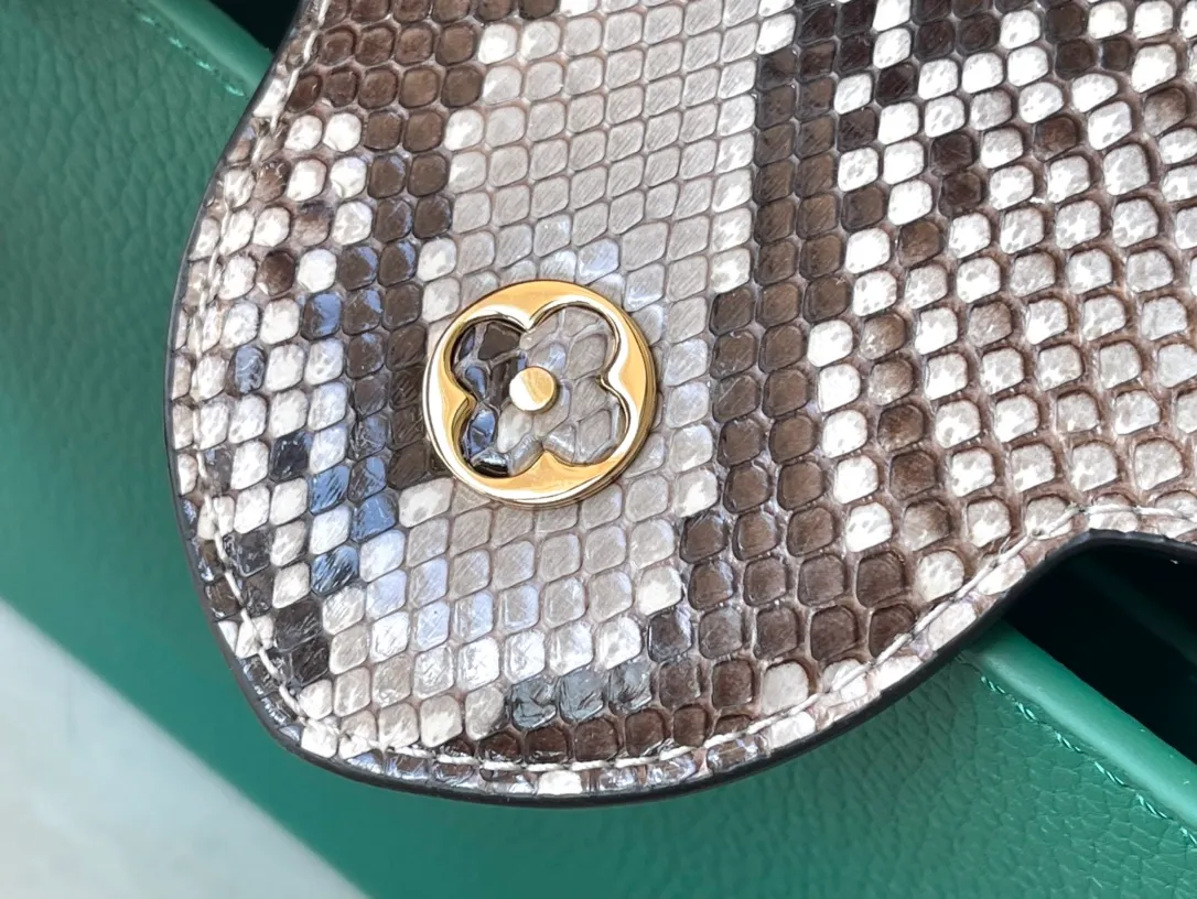 💰2560 (Special Grade Original Leather) N80931/M48865 Green Snake Shoulder This Capucines BB handbag is made of full-grain Taurillon leather and is exquisitely constructed. It is equipped with top handles, two-way flaps and a logo outlined in python snakeskin, making it a gorgeous choice for both day and night. The detachable wide shoulder strap can be worn on the shoulder or cross-body for a edgy look. Size: 27 *18*9cm