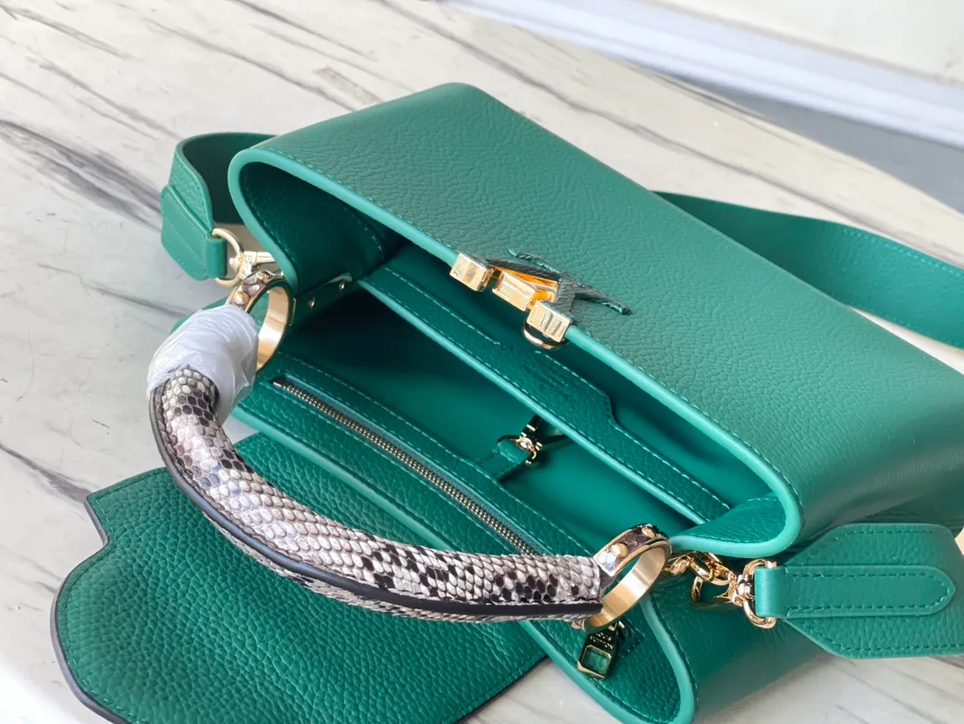 💰2560 (Special Grade Original Leather) N80931/M48865 Green Snake Shoulder This Capucines BB handbag is made of full-grain Taurillon leather and is exquisitely constructed. It is equipped with top handles, two-way flaps and a logo outlined in python snakeskin, making it a gorgeous choice for both day and night. The detachable wide shoulder strap can be worn on the shoulder or cross-body for a edgy look. Size: 27 *18*9cm