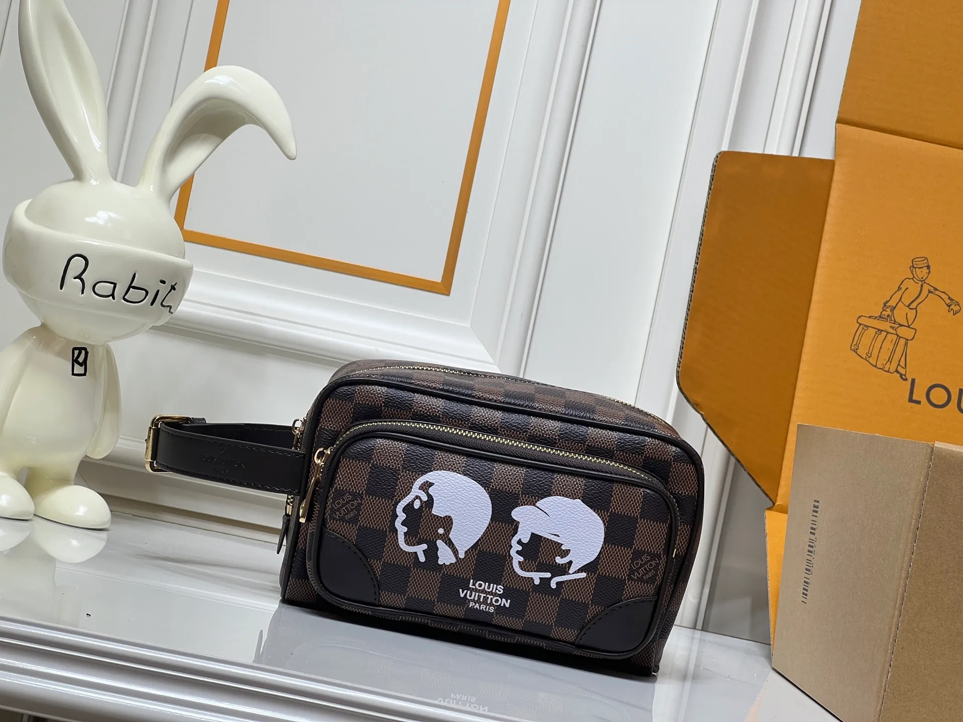 Batch 280💰M40800 Upgraded original M11765 M116760M83112 M83113 N40747 N40567 M47069 M24988 This Locker Dopp Kit toiletry bag is made of Monogram canvas, integrating contemporary trends and elegant style. The compact design contains ample space to easily store daily necessities. The washable lining and adjustable side handles make it a convenient on-the-go experience. 23.0 x 13.0 x 12.0 cm (length x height x width)