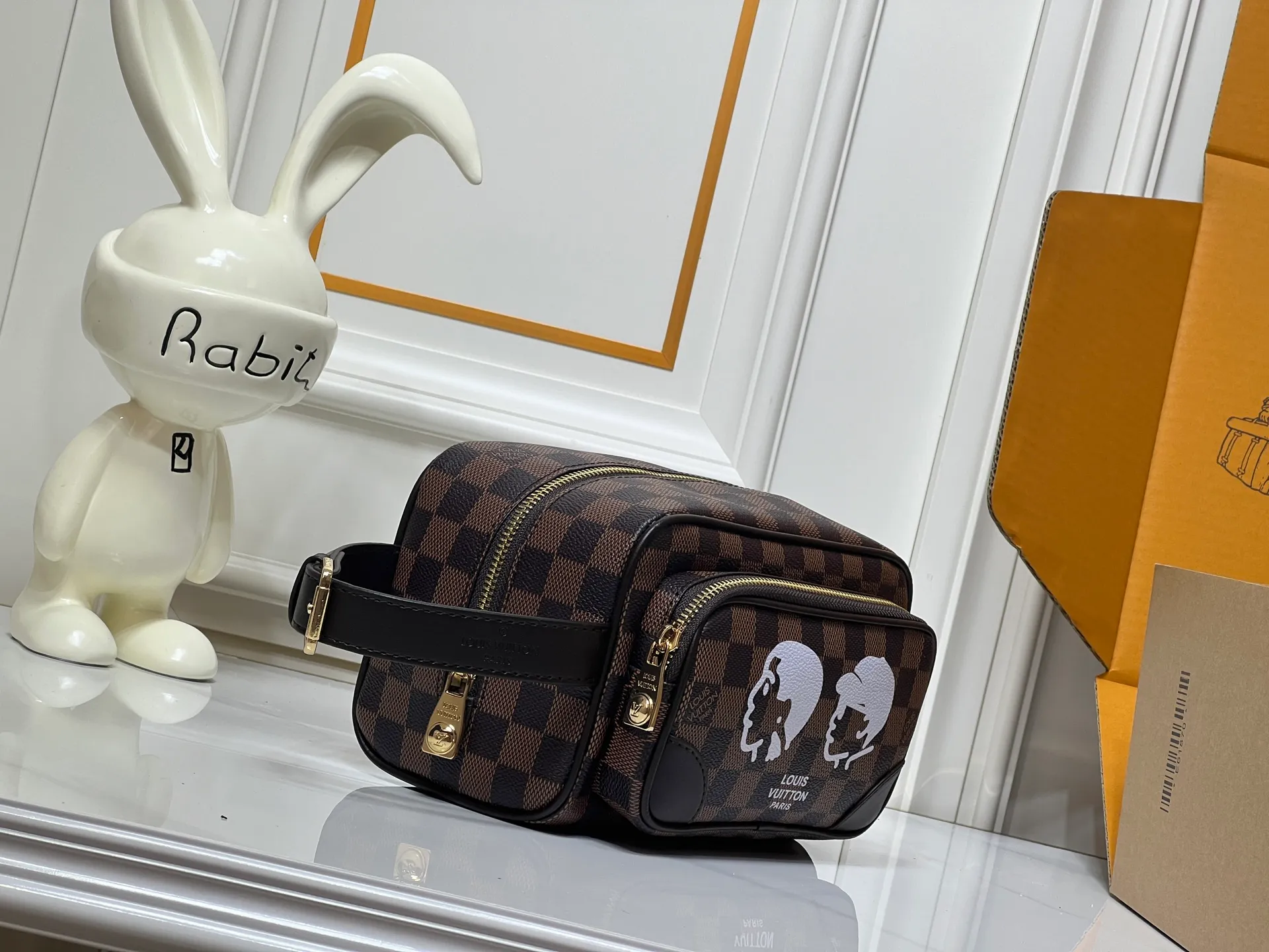 Batch 280💰M40800 Upgraded original M11765 M116760M83112 M83113 N40747 N40567 M47069 M24988 This Locker Dopp Kit toiletry bag is made of Monogram canvas, integrating contemporary trends and elegant style. The compact design contains ample space to easily store daily necessities. The washable lining and adjustable side handles make it a convenient on-the-go experience. 23.0 x 13.0 x 12.0 cm (length x height x width)