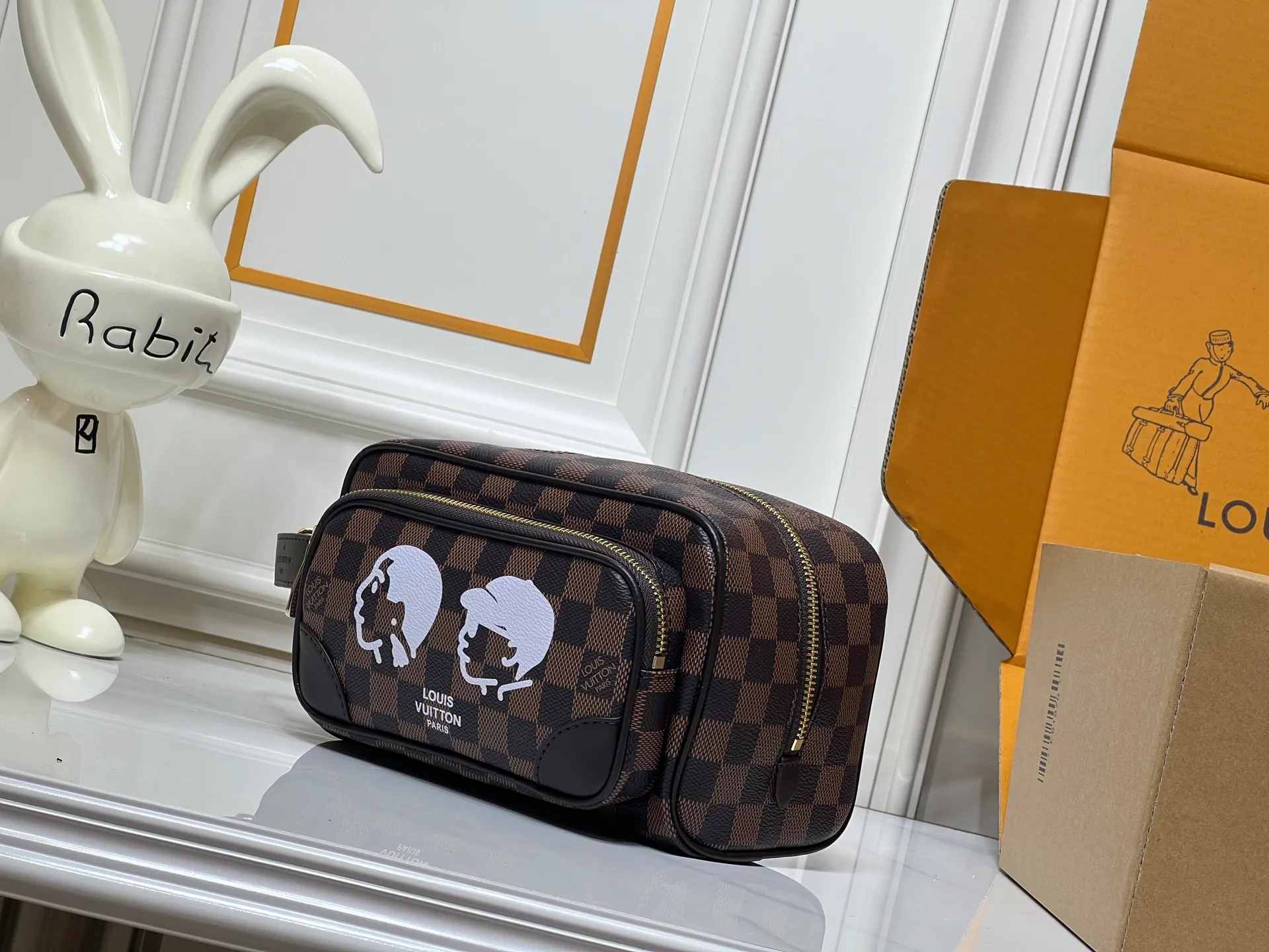 Batch 280💰M40800 Upgraded original M11765 M116760M83112 M83113 N40747 N40567 M47069 M24988 This Locker Dopp Kit toiletry bag is made of Monogram canvas, integrating contemporary trends and elegant style. The compact design contains ample space to easily store daily necessities. The washable lining and adjustable side handles make it a convenient on-the-go experience. 23.0 x 13.0 x 12.0 cm (length x height x width)