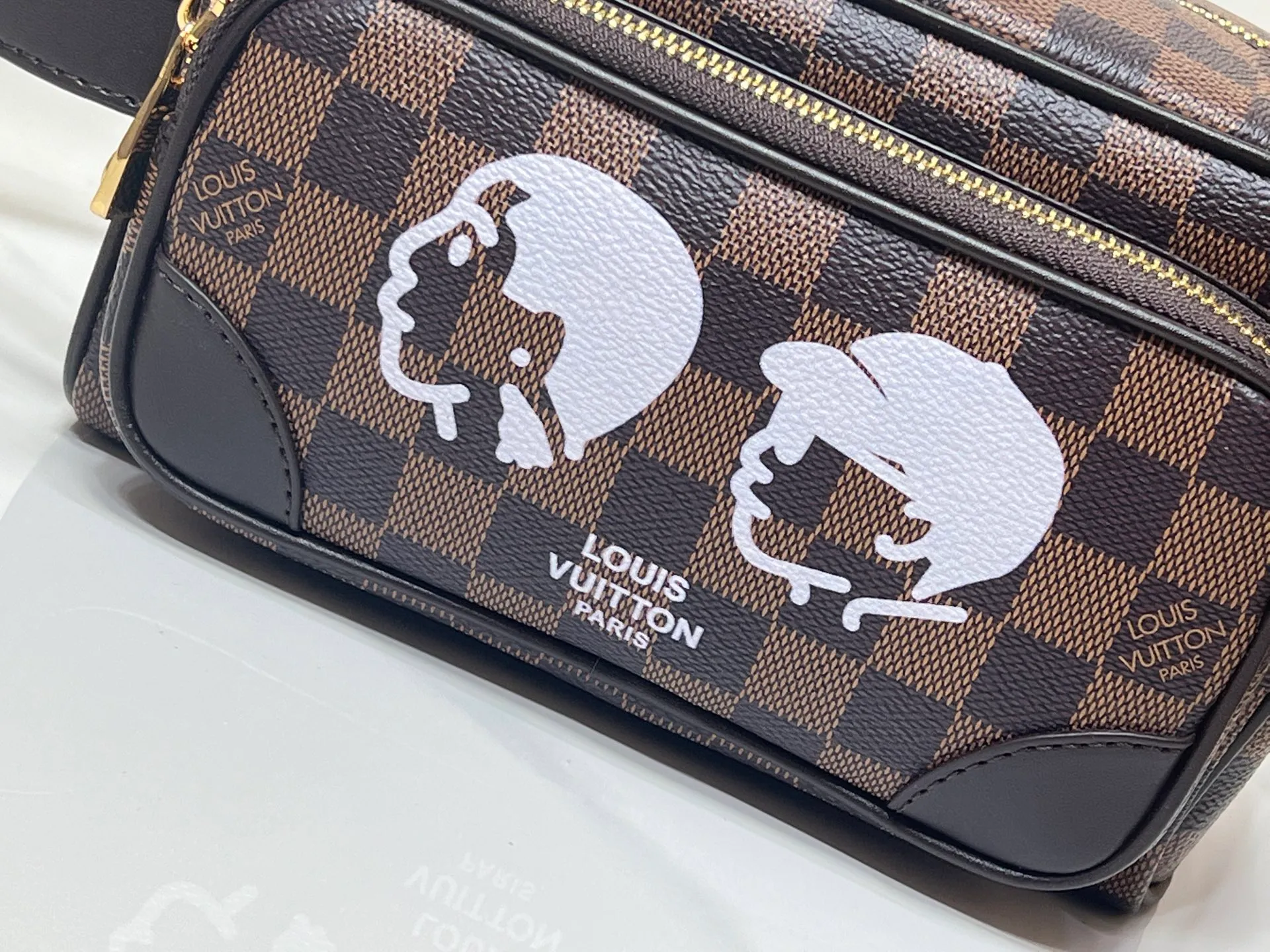 Batch 280💰M40800 Upgraded original M11765 M116760M83112 M83113 N40747 N40567 M47069 M24988 This Locker Dopp Kit toiletry bag is made of Monogram canvas, integrating contemporary trends and elegant style. The compact design contains ample space to easily store daily necessities. The washable lining and adjustable side handles make it a convenient on-the-go experience. 23.0 x 13.0 x 12.0 cm (length x height x width)