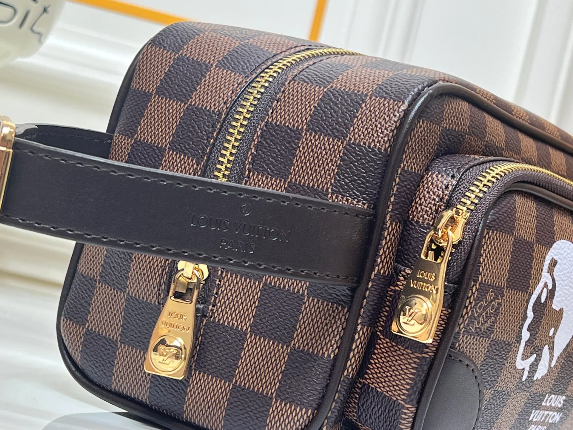 Batch 280💰M40800 Upgraded original M11765 M116760M83112 M83113 N40747 N40567 M47069 M24988 This Locker Dopp Kit toiletry bag is made of Monogram canvas, integrating contemporary trends and elegant style. The compact design contains ample space to easily store daily necessities. The washable lining and adjustable side handles make it a convenient on-the-go experience. 23.0 x 13.0 x 12.0 cm (length x height x width)