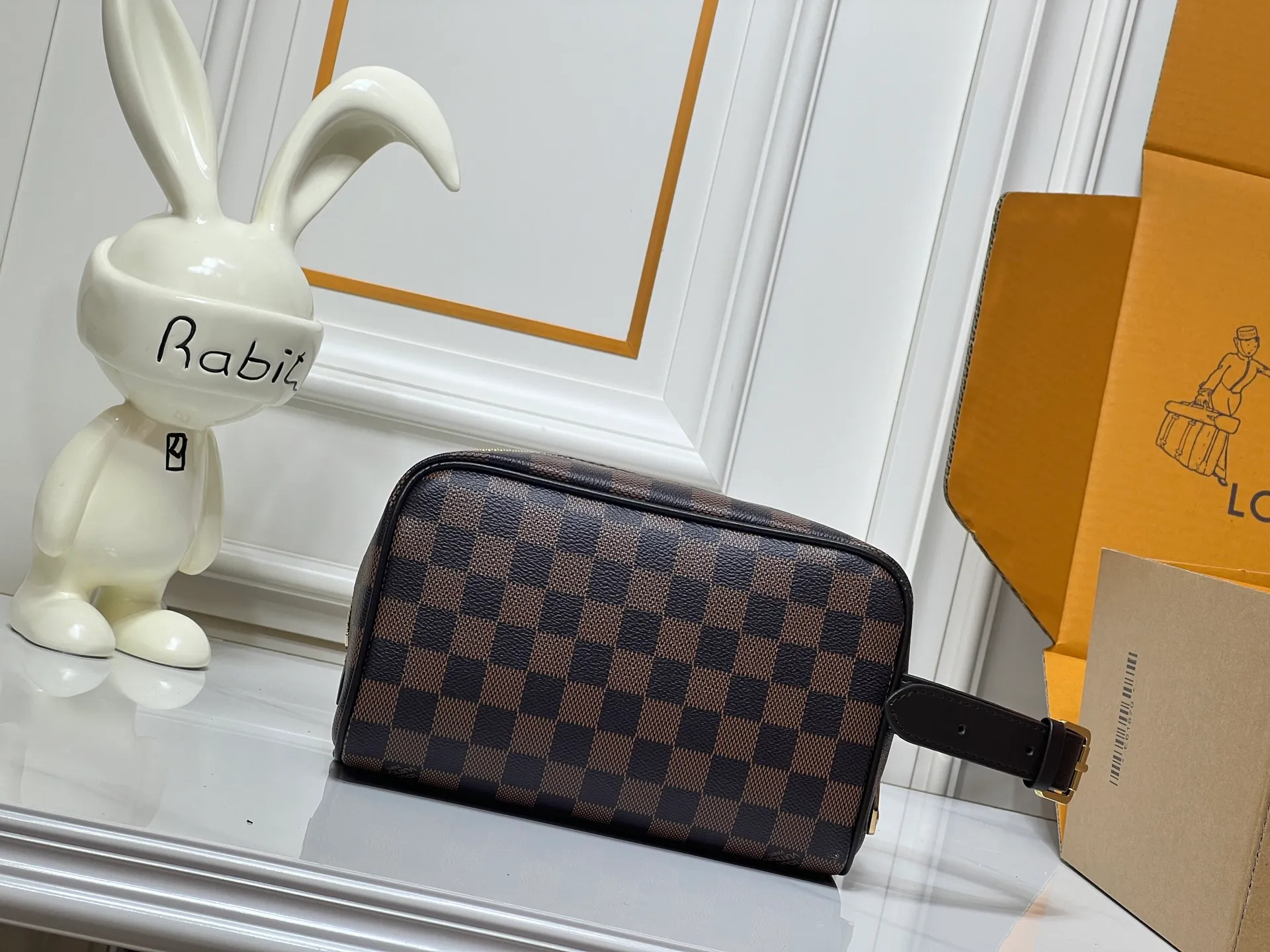 Batch 280💰M40800 Upgraded original M11765 M116760M83112 M83113 N40747 N40567 M47069 M24988 This Locker Dopp Kit toiletry bag is made of Monogram canvas, integrating contemporary trends and elegant style. The compact design contains ample space to easily store daily necessities. The washable lining and adjustable side handles make it a convenient on-the-go experience. 23.0 x 13.0 x 12.0 cm (length x height x width)