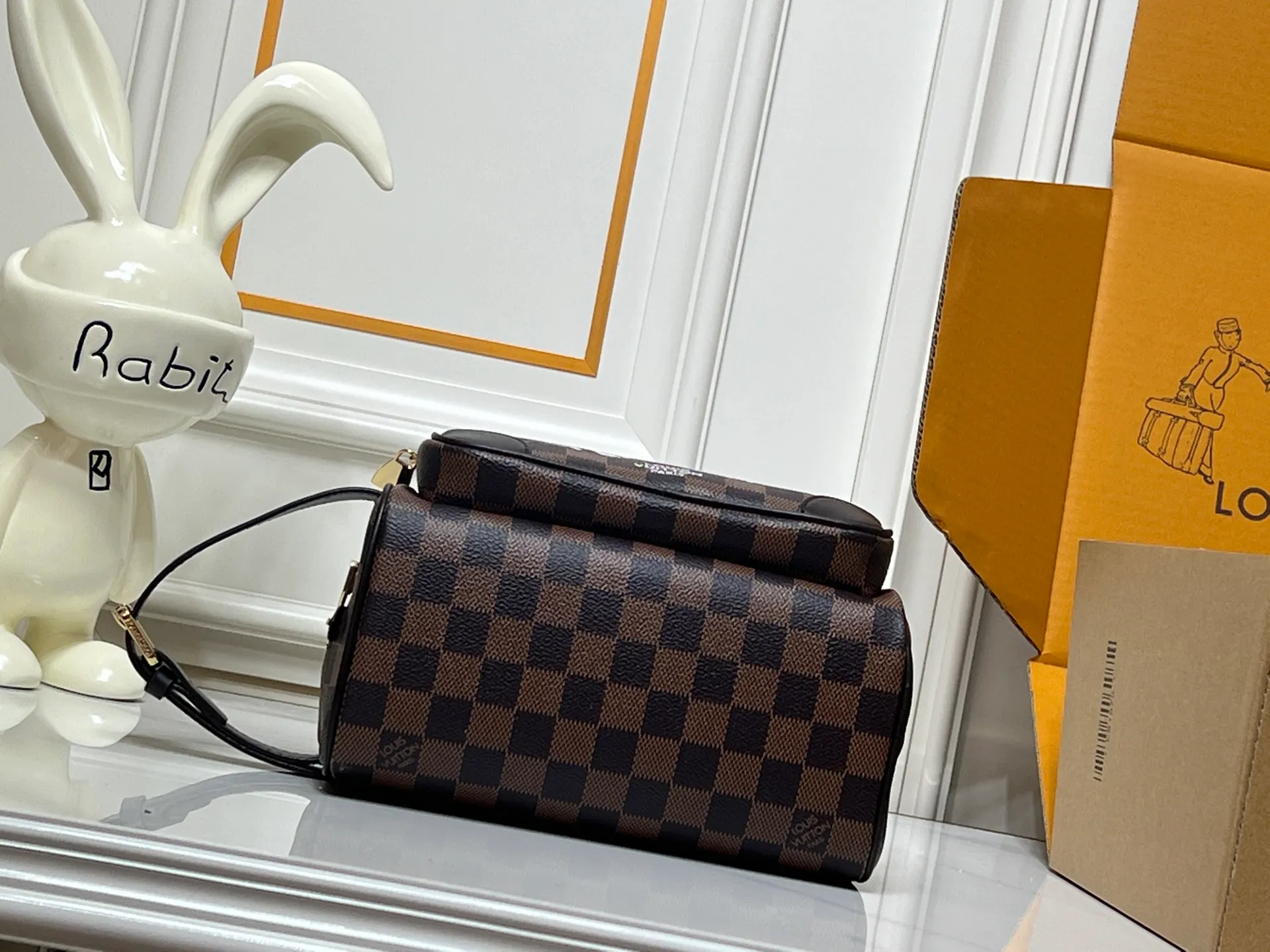 Batch 280💰M40800 Upgraded original M11765 M116760M83112 M83113 N40747 N40567 M47069 M24988 This Locker Dopp Kit toiletry bag is made of Monogram canvas, integrating contemporary trends and elegant style. The compact design contains ample space to easily store daily necessities. The washable lining and adjustable side handles make it a convenient on-the-go experience. 23.0 x 13.0 x 12.0 cm (length x height x width)