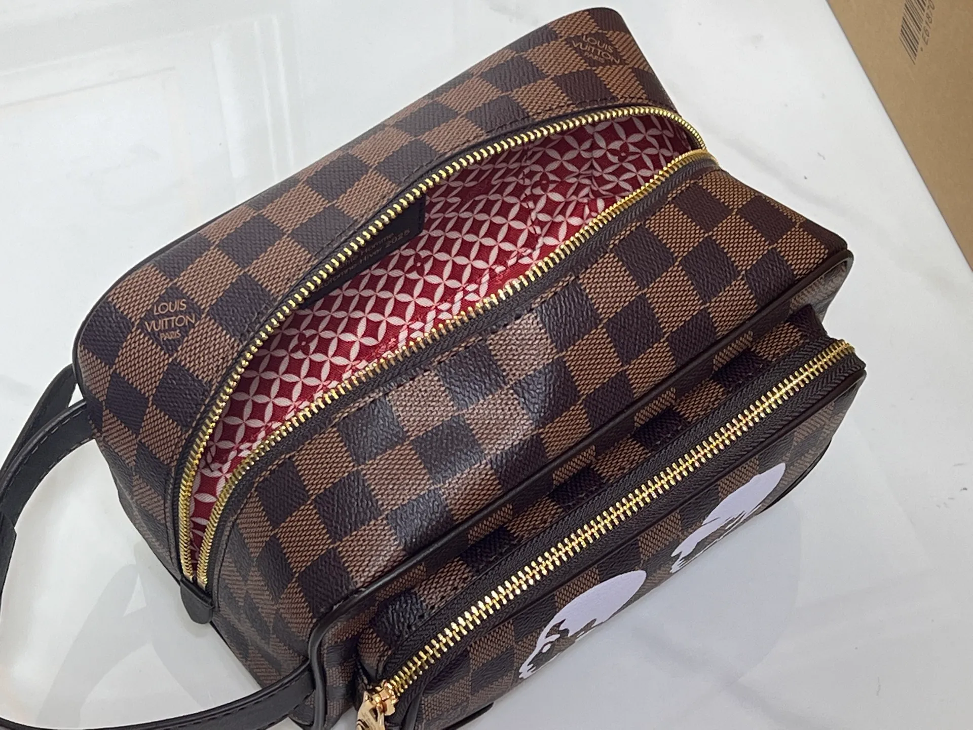 Batch 280💰M40800 Upgraded original M11765 M116760M83112 M83113 N40747 N40567 M47069 M24988 This Locker Dopp Kit toiletry bag is made of Monogram canvas, integrating contemporary trends and elegant style. The compact design contains ample space to easily store daily necessities. The washable lining and adjustable side handles make it a convenient on-the-go experience. 23.0 x 13.0 x 12.0 cm (length x height x width)