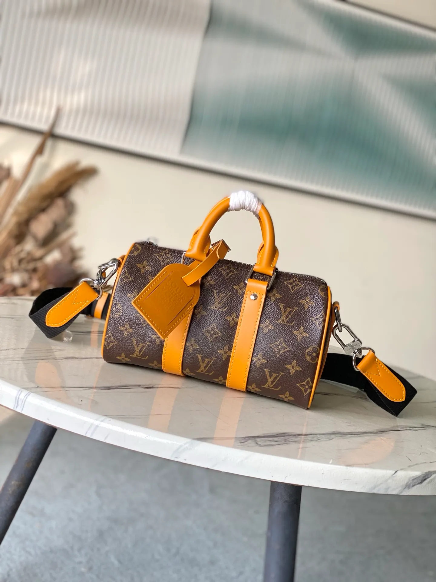 💰1020 Top original order M12733 This Keepal Bandouliere 25 handbag is from the LV Colormania series, using Monogram Macassar canvas and leather to interpret urban style. The colors of the side straps, top handles and fabric lining complement each other, and the brand’s retro slogan Volez, Voguez, Voyagez (flight, sailing, travel) is written on the classic brand. Dimensions: 25 × 15 × 11cm