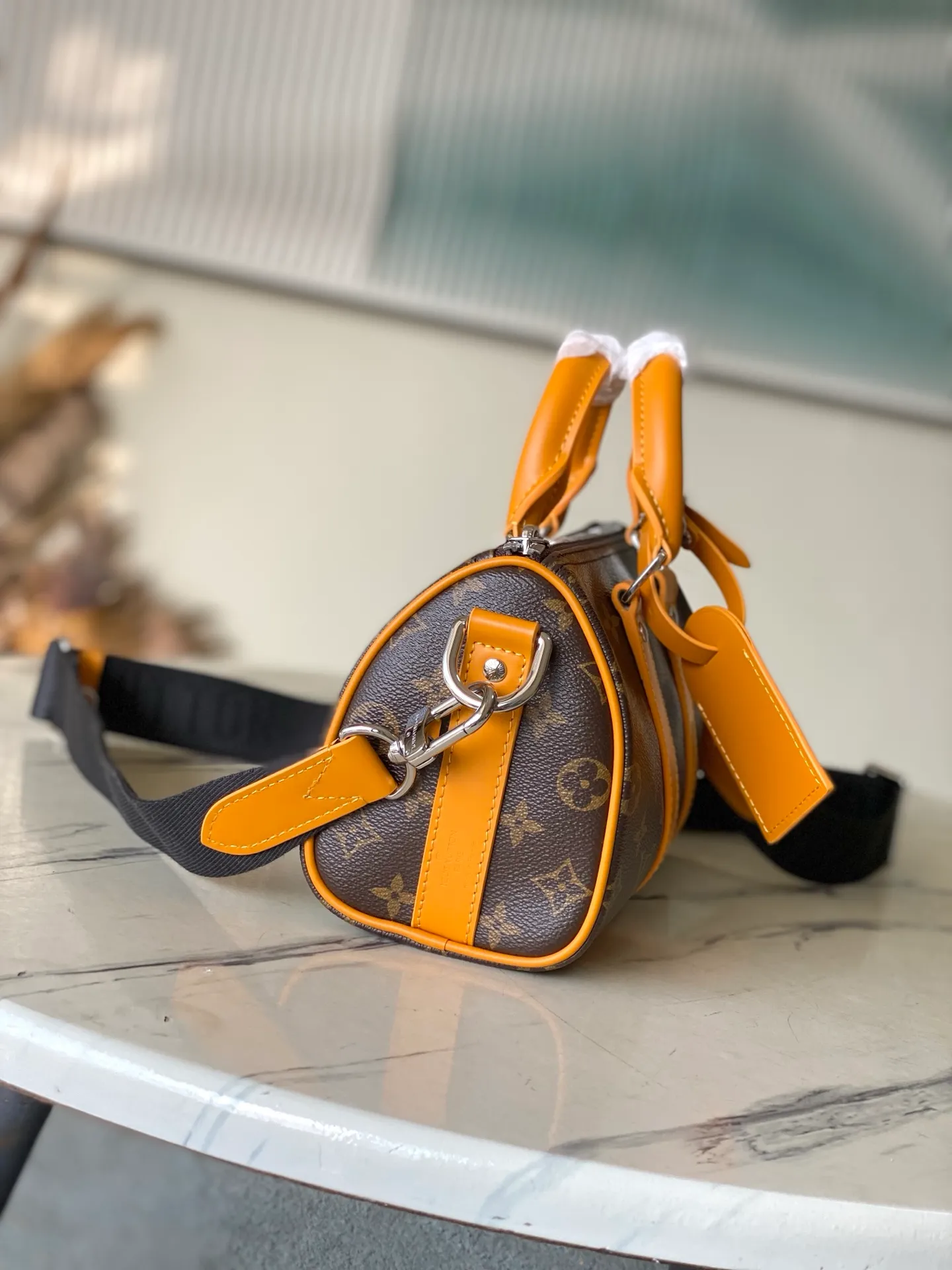 💰1020 Top original order M12733 This Keepal Bandouliere 25 handbag is from the LV Colormania series, using Monogram Macassar canvas and leather to interpret urban style. The colors of the side straps, top handles and fabric lining complement each other, and the brand’s retro slogan Volez, Voguez, Voyagez (flight, sailing, travel) is written on the classic brand. Dimensions: 25 × 15 × 11cm