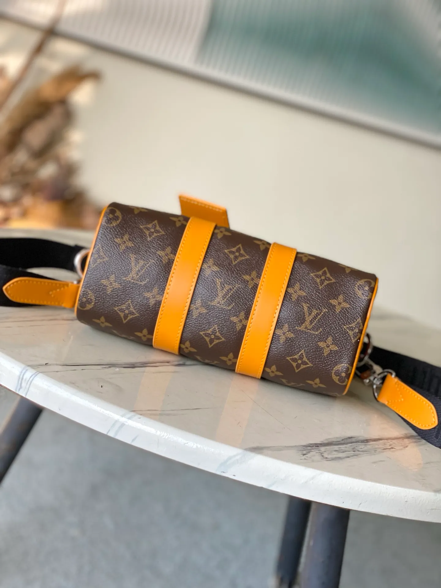 💰1020 Top original order M12733 This Keepal Bandouliere 25 handbag is from the LV Colormania series, using Monogram Macassar canvas and leather to interpret urban style. The colors of the side straps, top handles and fabric lining complement each other, and the brand’s retro slogan Volez, Voguez, Voyagez (flight, sailing, travel) is written on the classic brand. Dimensions: 25 × 15 × 11cm
