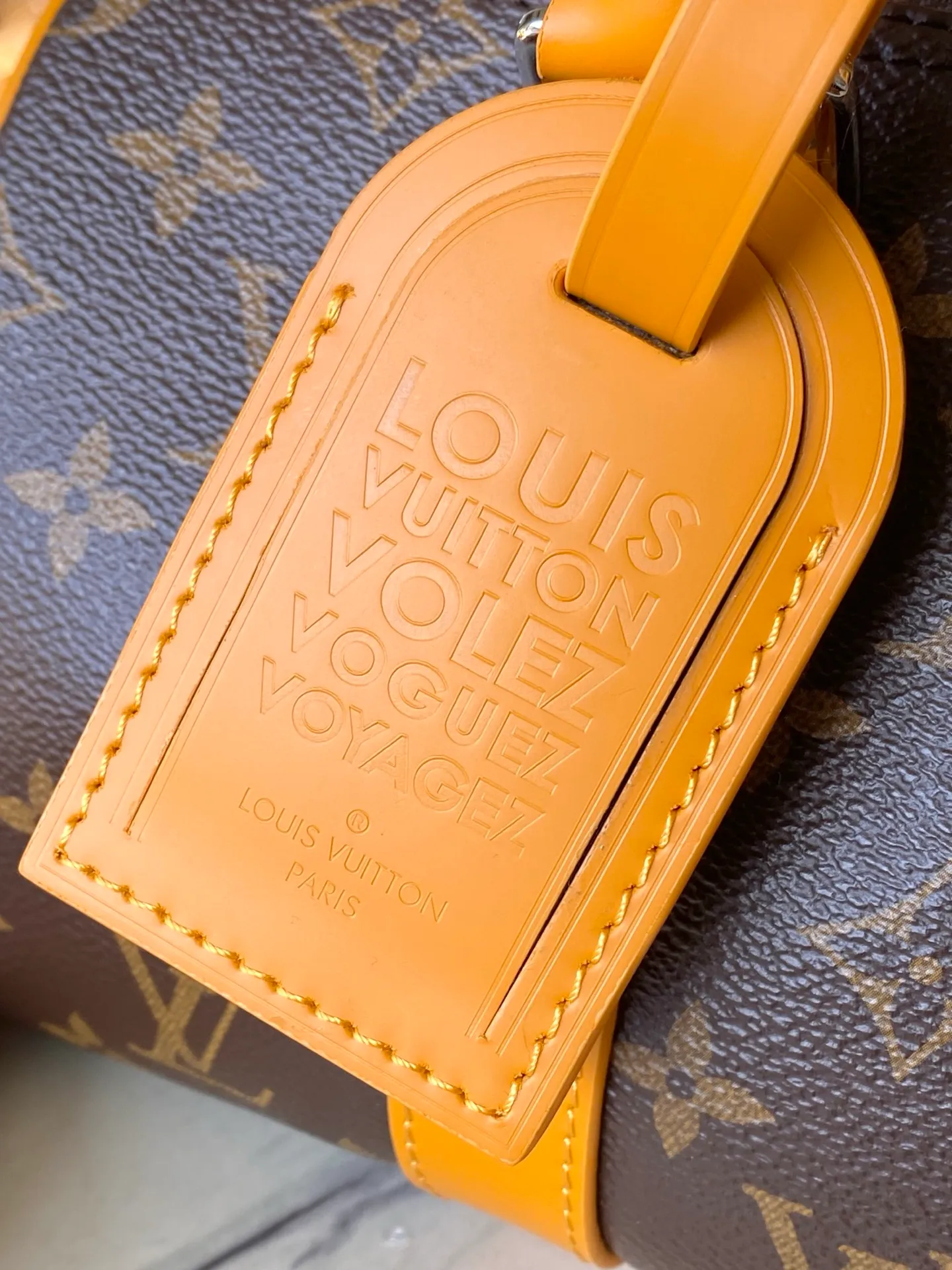 💰1020 Top original order M12733 This Keepal Bandouliere 25 handbag is from the LV Colormania series, using Monogram Macassar canvas and leather to interpret urban style. The colors of the side straps, top handles and fabric lining complement each other, and the brand’s retro slogan Volez, Voguez, Voyagez (flight, sailing, travel) is written on the classic brand. Dimensions: 25 × 15 × 11cm