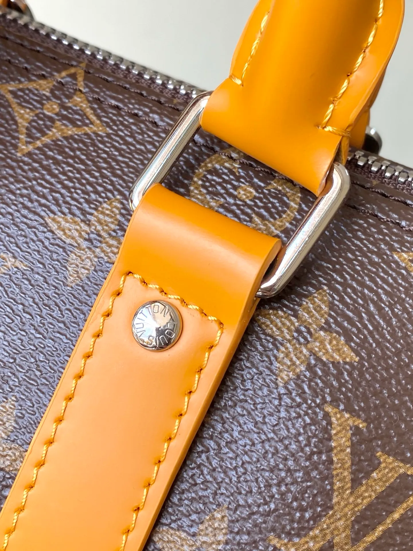 💰1020 Top original order M12733 This Keepal Bandouliere 25 handbag is from the LV Colormania series, using Monogram Macassar canvas and leather to interpret urban style. The colors of the side straps, top handles and fabric lining complement each other, and the brand’s retro slogan Volez, Voguez, Voyagez (flight, sailing, travel) is written on the classic brand. Dimensions: 25 × 15 × 11cm