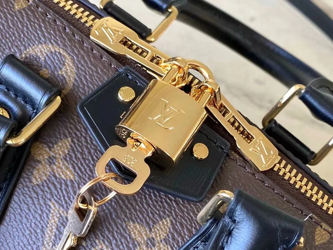 💰1060 (steel hardware) top original order M13146 Speedy Trunk handbag reconstructs the classic design with a bold concept, making an eye-catching appearance at the 2025 Cruise early spring show. Monogram canvas with Monogram Reverse trim shows Nicolas Ghesquiere’s signature brushwork, and the dazzling metal hardware pays homage to the brand’s long trunk-making heritage. The shoulder strap and chain are detachable and can be worn cross-body, over the shoulder or by hand. Dimensions: 20.5 × 16 × 11 cm