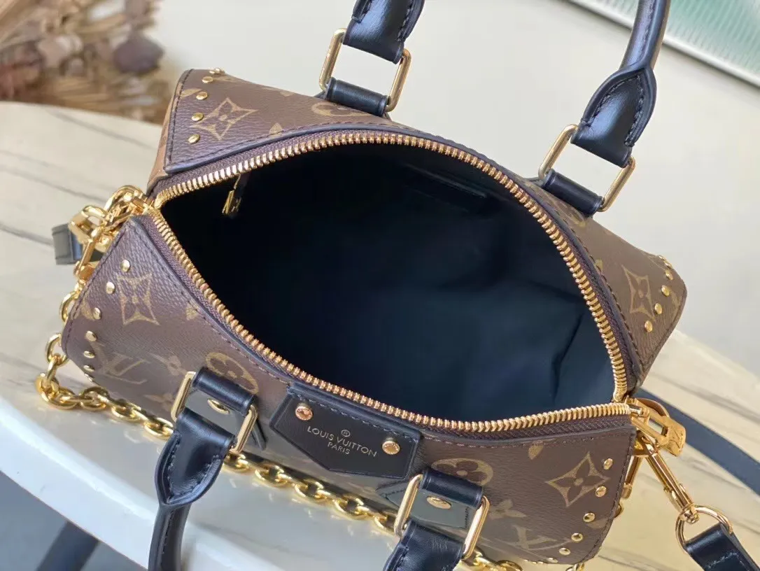 💰1060 (steel hardware) top original order M13146 Speedy Trunk handbag reconstructs the classic design with a bold concept, making an eye-catching appearance at the 2025 Cruise early spring show. Monogram canvas with Monogram Reverse trim shows Nicolas Ghesquiere’s signature brushwork, and the dazzling metal hardware pays homage to the brand’s long trunk-making heritage. The shoulder strap and chain are detachable and can be worn cross-body, over the shoulder or by hand. Dimensions: 20.5 × 16 × 11 cm