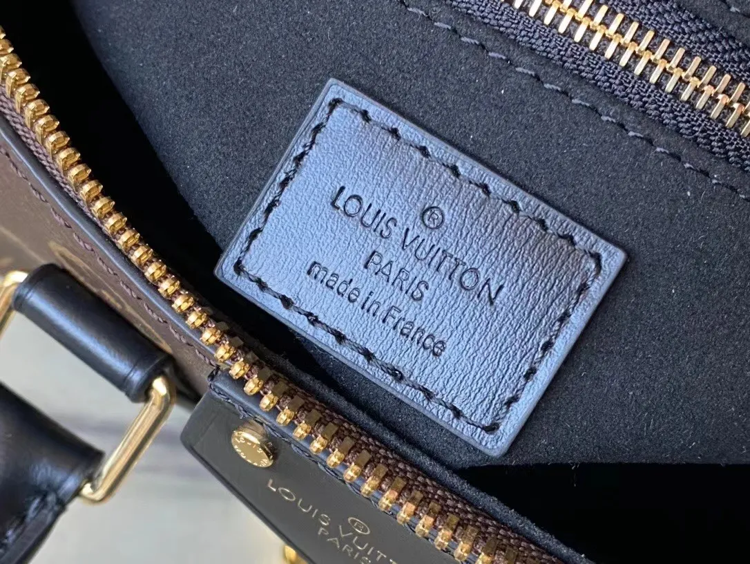 💰1060 (steel hardware) top original order M13146 Speedy Trunk handbag reconstructs the classic design with a bold concept, making an eye-catching appearance at the 2025 Cruise early spring show. Monogram canvas with Monogram Reverse trim shows Nicolas Ghesquiere’s signature brushwork, and the dazzling metal hardware pays homage to the brand’s long trunk-making heritage. The shoulder strap and chain are detachable and can be worn cross-body, over the shoulder or by hand. Dimensions: 20.5 × 16 × 11 cm