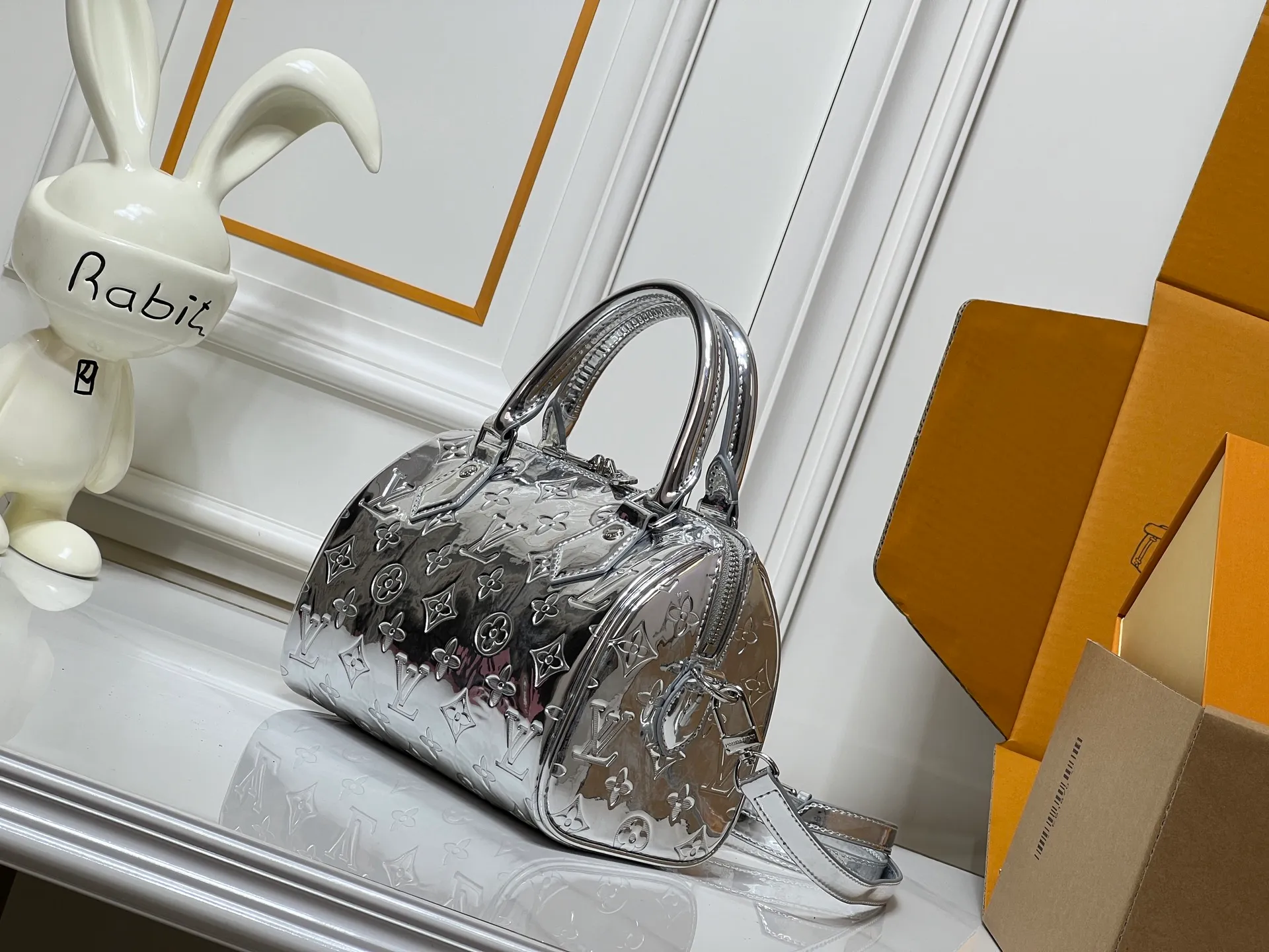 Batch 260💰M11987 M58953 This silver Speedy Bandoulière 20 handbag is from the LV Ski series. It is made of embossed coated canvas decorated with smooth leather trim and bright metal parts, and then uses the new Monogram Miroir effect to declare the retro-futuristic concept. The detachable and adjustable leather shoulder strap allows for a variety of carrying options, and the compact design can accommodate daily needs such as a long wallet. Dimensions: 20.5x13.5x12