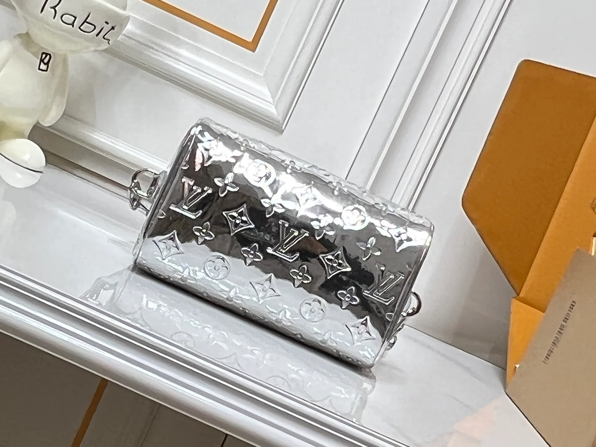 Batch 260💰M11987 M58953 This silver Speedy Bandoulière 20 handbag is from the LV Ski series. It is made of embossed coated canvas decorated with smooth leather trim and bright metal parts, and then uses the new Monogram Miroir effect to declare the retro-futuristic concept. The detachable and adjustable leather shoulder strap allows for a variety of carrying options, and the compact design can accommodate daily needs such as a long wallet. Dimensions: 20.5x13.5x12