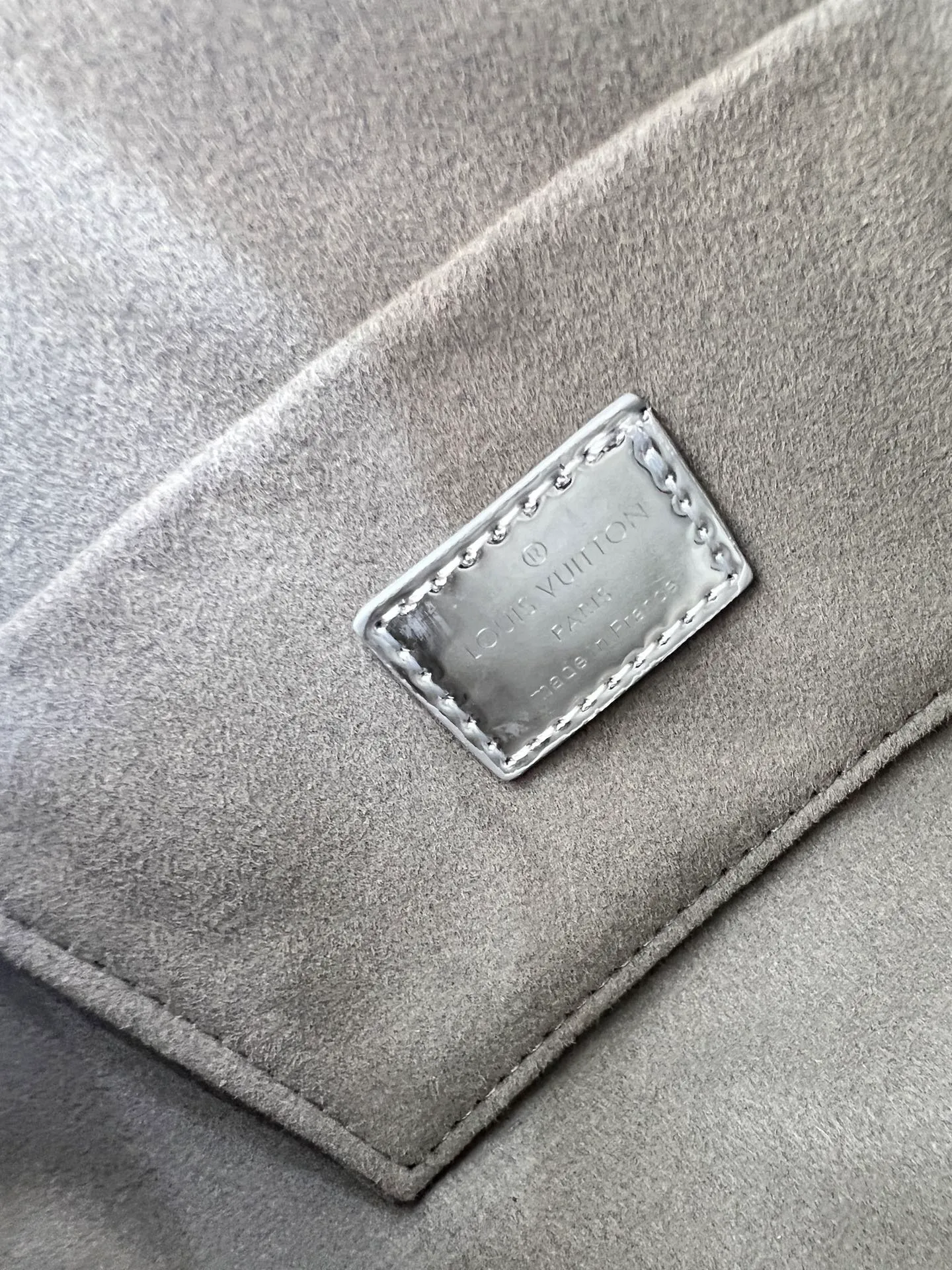 Batch 260💰M11987 M58953 This silver Speedy Bandoulière 20 handbag is from the LV Ski series. It is made of embossed coated canvas decorated with smooth leather trim and bright metal parts, and then uses the new Monogram Miroir effect to declare the retro-futuristic concept. The detachable and adjustable leather shoulder strap allows for a variety of carrying options, and the compact design can accommodate daily needs such as a long wallet. Dimensions: 20.5x13.5x12