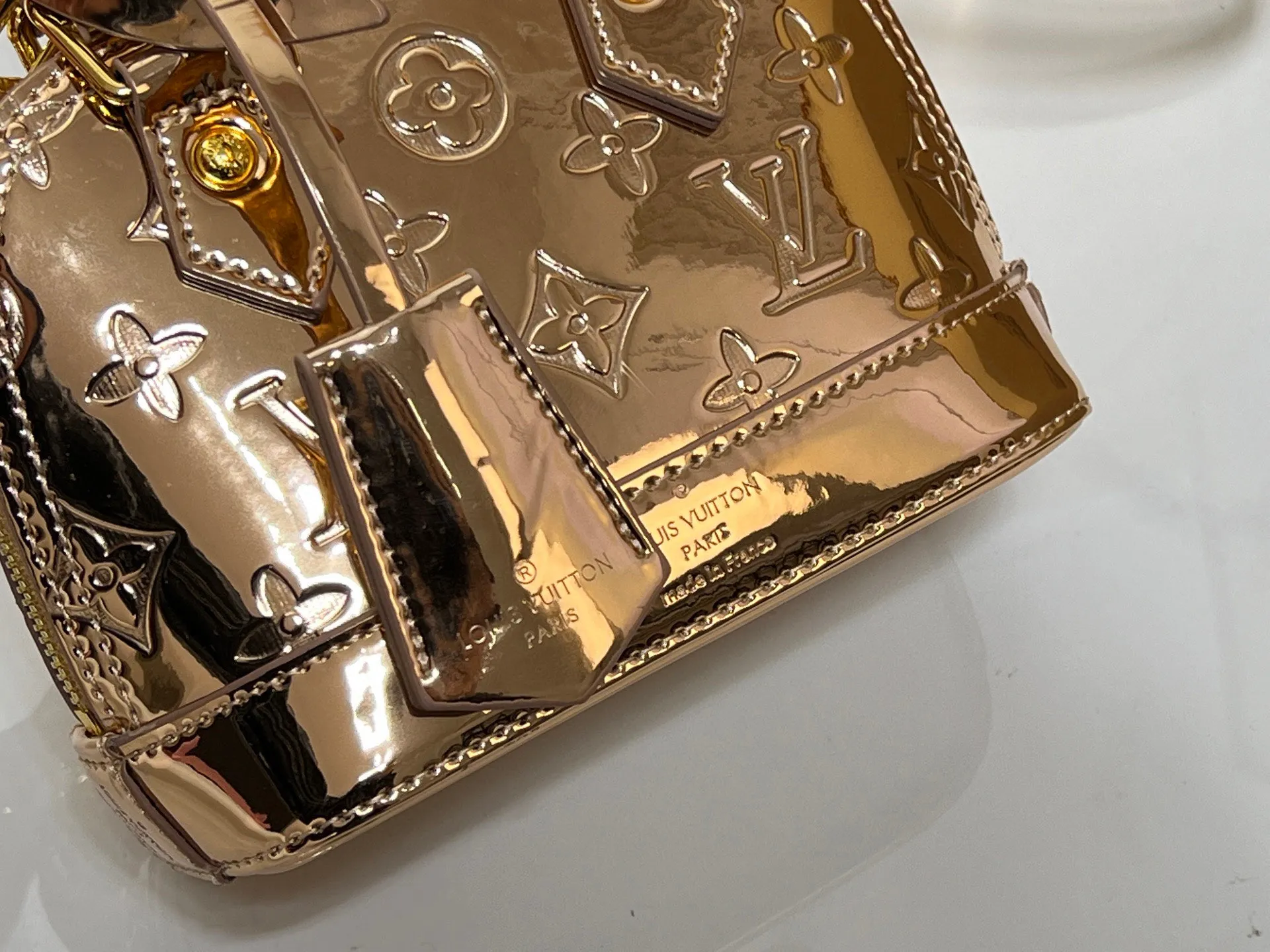 Batch 260💰M11835 M53152 82717 90611 The Alma mini handbag of the LVSki series draws inspiration from the Louis Vuitton archive hard box, rendering a new Monogram Miroir effect on the Monogram embossed coated canvas, highlighting the concept of retro futurism. Spacious interior patch pockets ensure organized storage. Size: 18x12x8cm
