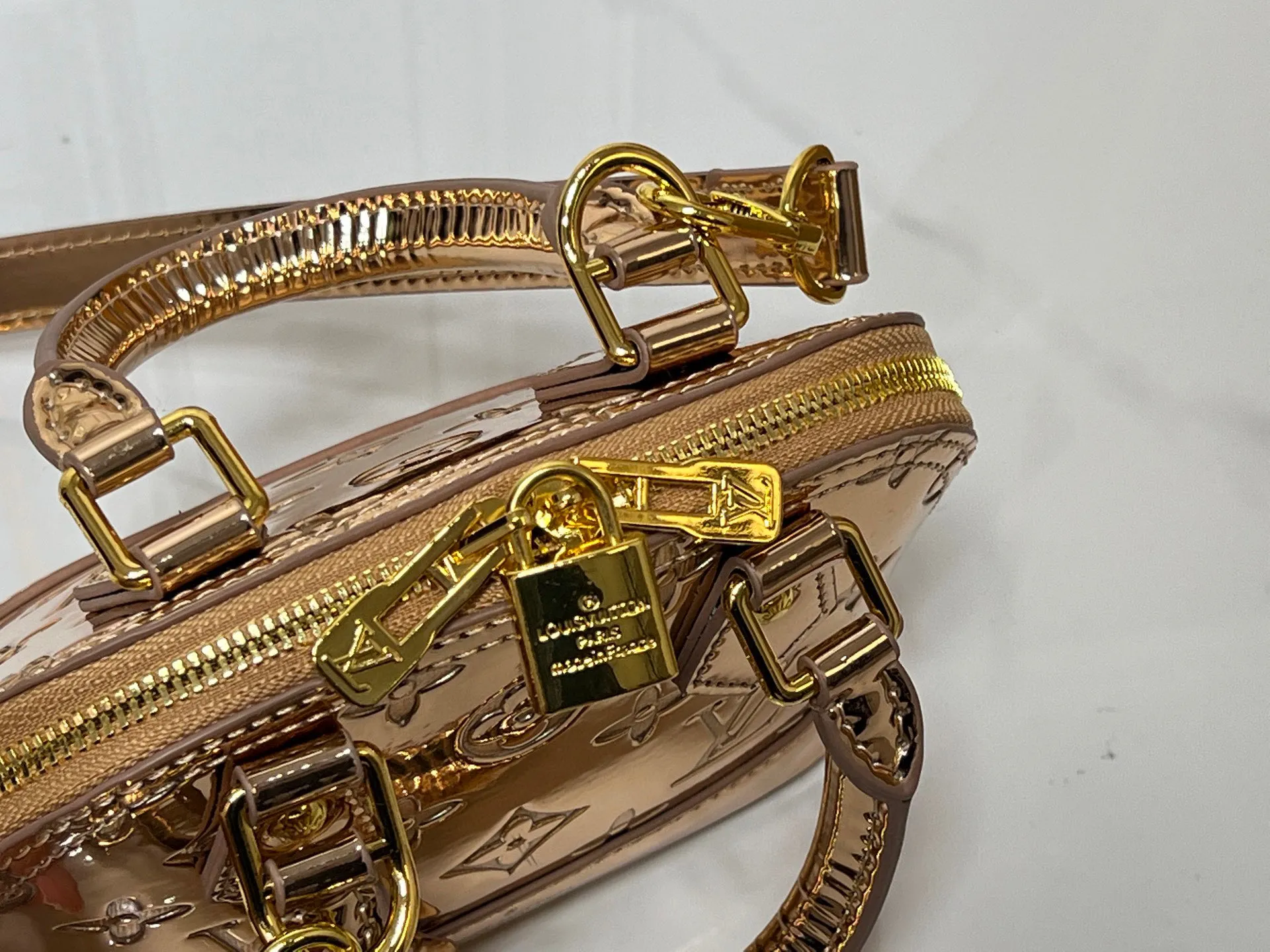 Batch 260💰M11835 M53152 82717 90611 The Alma mini handbag of the LVSki series draws inspiration from the Louis Vuitton archive hard box, rendering a new Monogram Miroir effect on the Monogram embossed coated canvas, highlighting the concept of retro futurism. Spacious interior patch pockets ensure organized storage. Size: 18x12x8cm