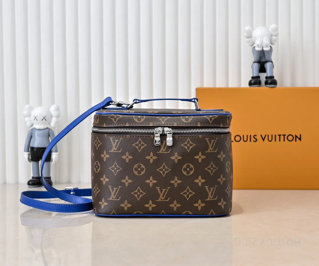 Batch 320💰Upgraded original version ✨M42265 This style is inspired by the iconic Nice cosmetic bag. This elegant toiletry bag is a personalized choice for carrying basic beauty supplies. A hidden zip pocket on the inside of the flap can store especially valuable personal items. - Top woven handle - Monogram coated canvas fabric - Louis Vuitton special coated canvas washable lining - Natural cowhide leather trim - Gold metal hardware - Double-layer zipper closure - Large capacity inside the bag - Zippered pocket on the inside of the flap - Several patch pockets inside - size 24×14×17.