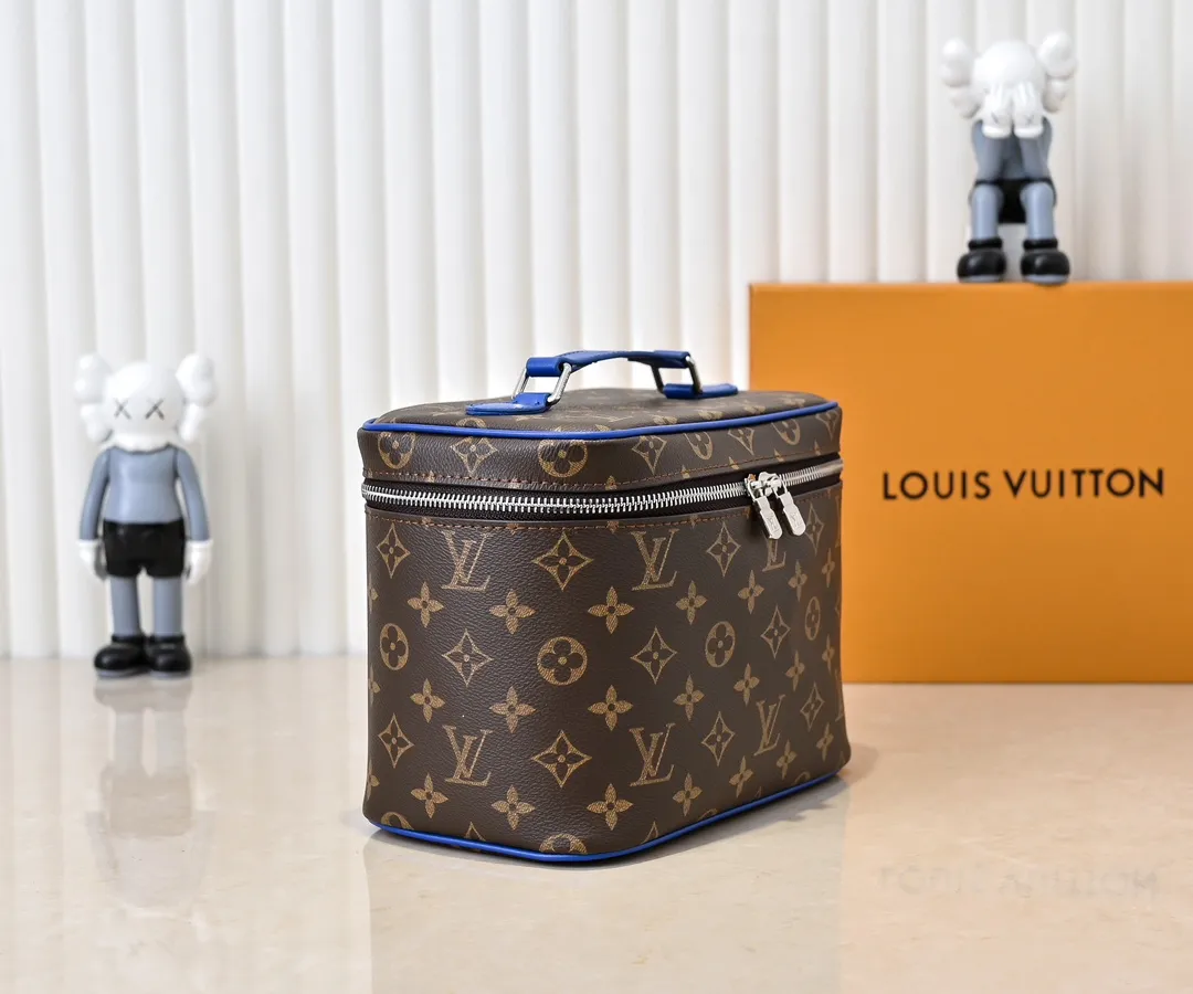 Batch 320💰Upgraded original version ✨M42265 This style is inspired by the iconic Nice cosmetic bag. This elegant toiletry bag is a personalized choice for carrying basic beauty supplies. A hidden zip pocket on the inside of the flap can store especially valuable personal items. - Top woven handle - Monogram coated canvas fabric - Louis Vuitton special coated canvas washable lining - Natural cowhide leather trim - Gold metal hardware - Double-layer zipper closure - Large capacity inside the bag - Zippered pocket on the inside of the flap - Several patch pockets inside - size 24×14×17.