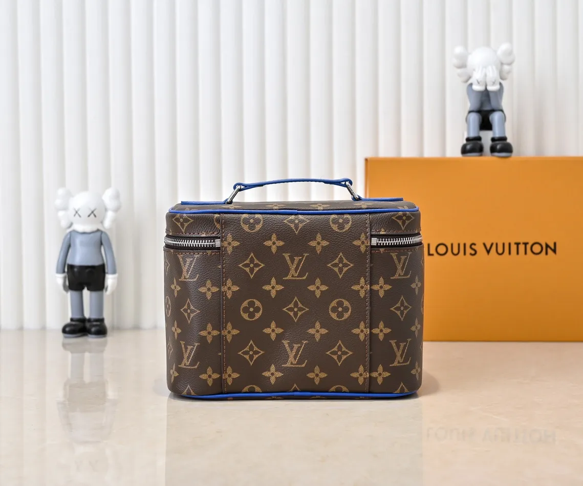 Batch 320💰Upgraded original version ✨M42265 This style is inspired by the iconic Nice cosmetic bag. This elegant toiletry bag is a personalized choice for carrying basic beauty supplies. A hidden zip pocket on the inside of the flap can store especially valuable personal items. - Top woven handle - Monogram coated canvas fabric - Louis Vuitton special coated canvas washable lining - Natural cowhide leather trim - Gold metal hardware - Double-layer zipper closure - Large capacity inside the bag - Zippered pocket on the inside of the flap - Several patch pockets inside - size 24×14×17.