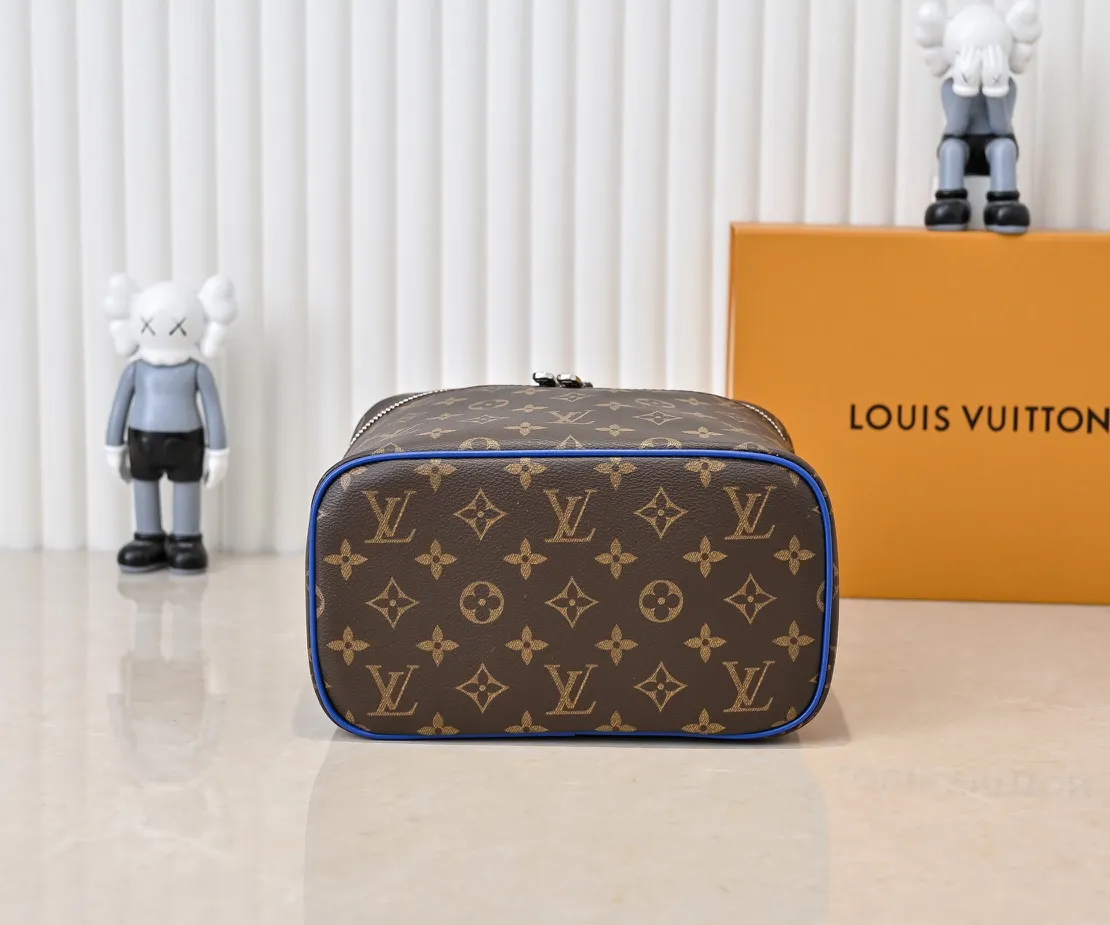 Batch 320💰Upgraded original version ✨M42265 This style is inspired by the iconic Nice cosmetic bag. This elegant toiletry bag is a personalized choice for carrying basic beauty supplies. A hidden zip pocket on the inside of the flap can store especially valuable personal items. - Top woven handle - Monogram coated canvas fabric - Louis Vuitton special coated canvas washable lining - Natural cowhide leather trim - Gold metal hardware - Double-layer zipper closure - Large capacity inside the bag - Zippered pocket on the inside of the flap - Several patch pockets inside - size 24×14×17.