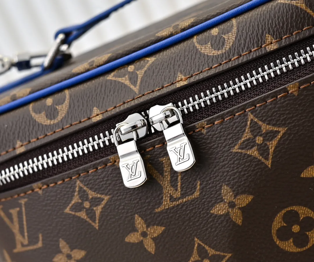 Batch 320💰Upgraded original version ✨M42265 This style is inspired by the iconic Nice cosmetic bag. This elegant toiletry bag is a personalized choice for carrying basic beauty supplies. A hidden zip pocket on the inside of the flap can store especially valuable personal items. - Top woven handle - Monogram coated canvas fabric - Louis Vuitton special coated canvas washable lining - Natural cowhide leather trim - Gold metal hardware - Double-layer zipper closure - Large capacity inside the bag - Zippered pocket on the inside of the flap - Several patch pockets inside - size 24×14×17.