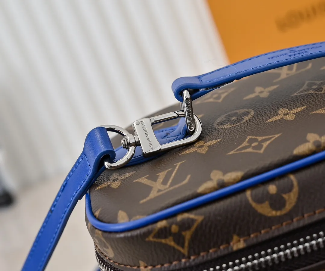 Batch 320💰Upgraded original version ✨M42265 This style is inspired by the iconic Nice cosmetic bag. This elegant toiletry bag is a personalized choice for carrying basic beauty supplies. A hidden zip pocket on the inside of the flap can store especially valuable personal items. - Top woven handle - Monogram coated canvas fabric - Louis Vuitton special coated canvas washable lining - Natural cowhide leather trim - Gold metal hardware - Double-layer zipper closure - Large capacity inside the bag - Zippered pocket on the inside of the flap - Several patch pockets inside - size 24×14×17.