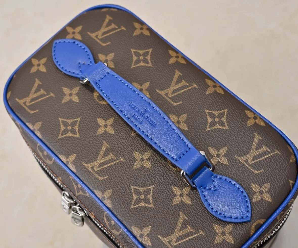 Batch 320💰Upgraded original version ✨M42265 This style is inspired by the iconic Nice cosmetic bag. This elegant toiletry bag is a personalized choice for carrying basic beauty supplies. A hidden zip pocket on the inside of the flap can store especially valuable personal items. - Top woven handle - Monogram coated canvas fabric - Louis Vuitton special coated canvas washable lining - Natural cowhide leather trim - Gold metal hardware - Double-layer zipper closure - Large capacity inside the bag - Zippered pocket on the inside of the flap - Several patch pockets inside - size 24×14×17.