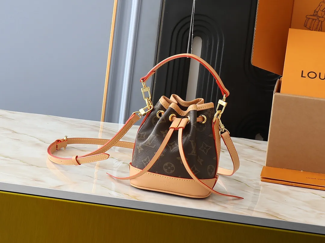 💰160💰Upgraded from the original M81266 This Nano Noé handbag condenses the classic configuration of the 1932 Noé handbag, combining traditional design and contemporary functionality with Monogram canvas and cowhide leather trim. Plenty of space to hold keys, card holders, mobile phones and other travel essentials, and the detachable handle and detachable and adjustable shoulder strap allow for a variety of carrying methods. Dimensions: 13.0 x 16.0 x 10.0 cm (length x height x width