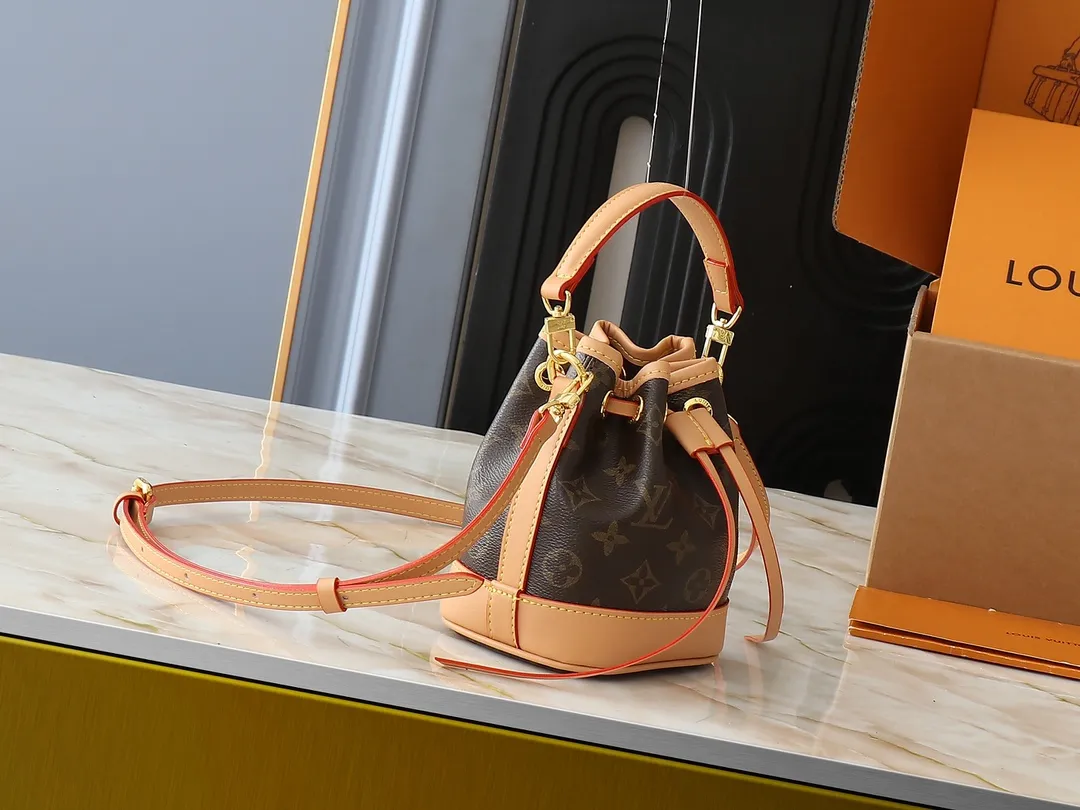 💰160💰Upgraded from the original M81266 This Nano Noé handbag condenses the classic configuration of the 1932 Noé handbag, combining traditional design and contemporary functionality with Monogram canvas and cowhide leather trim. Plenty of space to hold keys, card holders, mobile phones and other travel essentials, and the detachable handle and detachable and adjustable shoulder strap allow for a variety of carrying methods. Dimensions: 13.0 x 16.0 x 10.0 cm (length x height x width