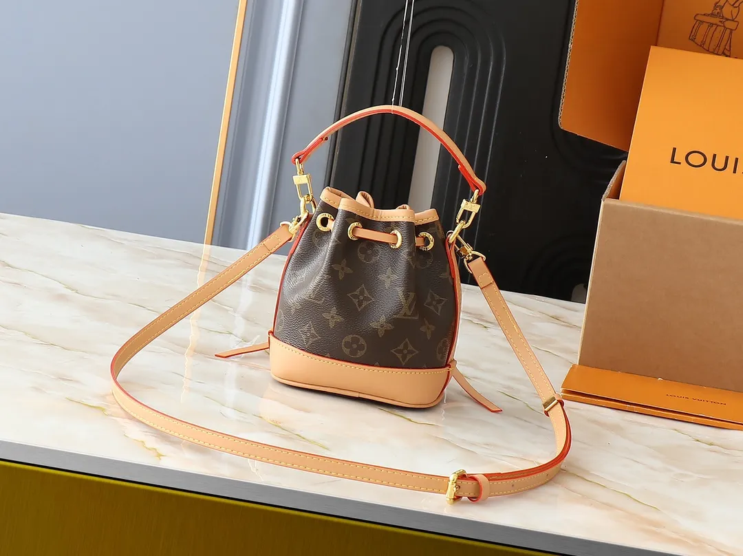 💰160💰Upgraded from the original M81266 This Nano Noé handbag condenses the classic configuration of the 1932 Noé handbag, combining traditional design and contemporary functionality with Monogram canvas and cowhide leather trim. Plenty of space to hold keys, card holders, mobile phones and other travel essentials, and the detachable handle and detachable and adjustable shoulder strap allow for a variety of carrying methods. Dimensions: 13.0 x 16.0 x 10.0 cm (length x height x width