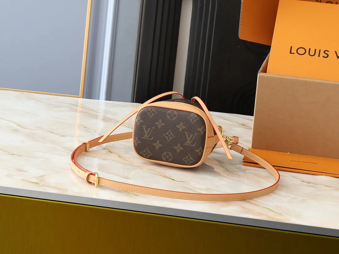 💰160💰Upgraded from the original M81266 This Nano Noé handbag condenses the classic configuration of the 1932 Noé handbag, combining traditional design and contemporary functionality with Monogram canvas and cowhide leather trim. Plenty of space to hold keys, card holders, mobile phones and other travel essentials, and the detachable handle and detachable and adjustable shoulder strap allow for a variety of carrying methods. Dimensions: 13.0 x 16.0 x 10.0 cm (length x height x width