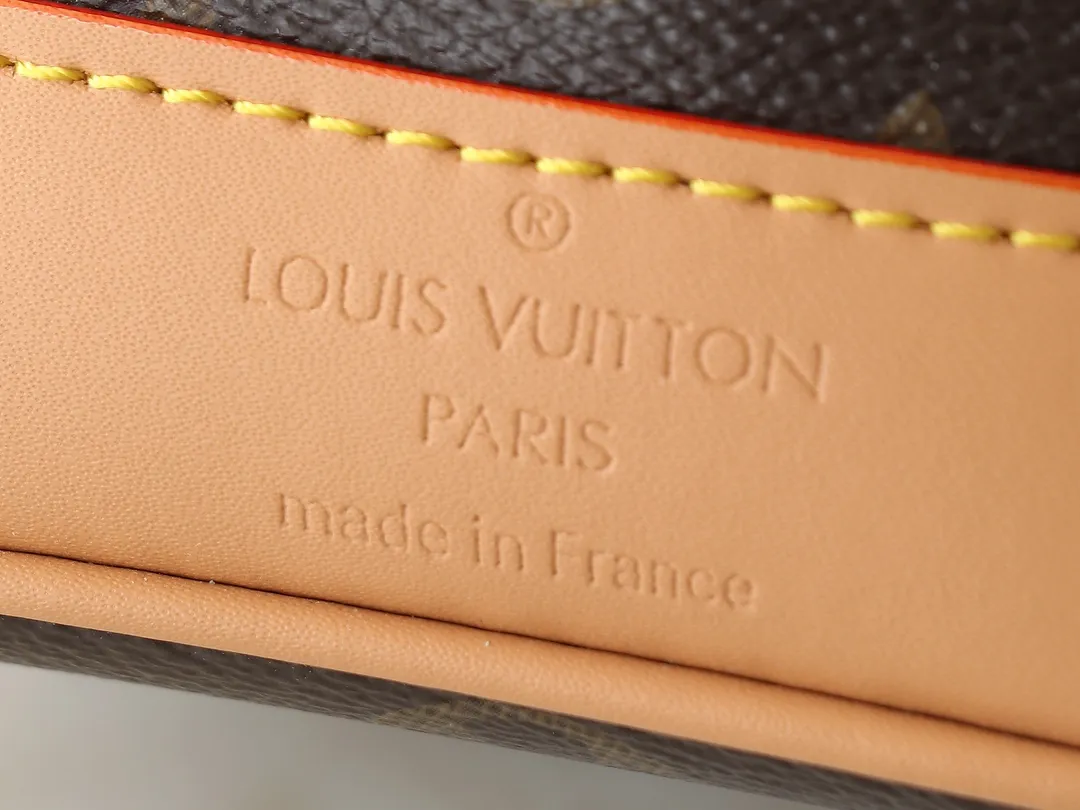 💰160💰Upgraded from the original M81266 This Nano Noé handbag condenses the classic configuration of the 1932 Noé handbag, combining traditional design and contemporary functionality with Monogram canvas and cowhide leather trim. Plenty of space to hold keys, card holders, mobile phones and other travel essentials, and the detachable handle and detachable and adjustable shoulder strap allow for a variety of carrying methods. Dimensions: 13.0 x 16.0 x 10.0 cm (length x height x width