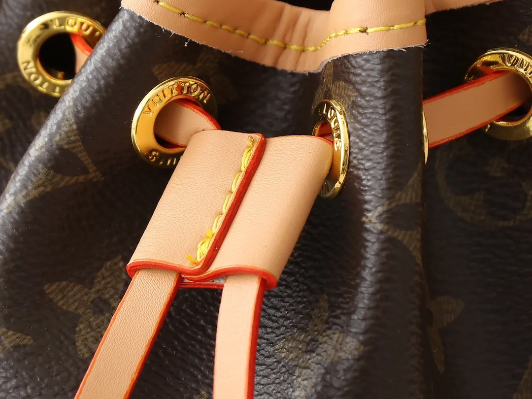 💰160💰Upgraded from the original M81266 This Nano Noé handbag condenses the classic configuration of the 1932 Noé handbag, combining traditional design and contemporary functionality with Monogram canvas and cowhide leather trim. Plenty of space to hold keys, card holders, mobile phones and other travel essentials, and the detachable handle and detachable and adjustable shoulder strap allow for a variety of carrying methods. Dimensions: 13.0 x 16.0 x 10.0 cm (length x height x width