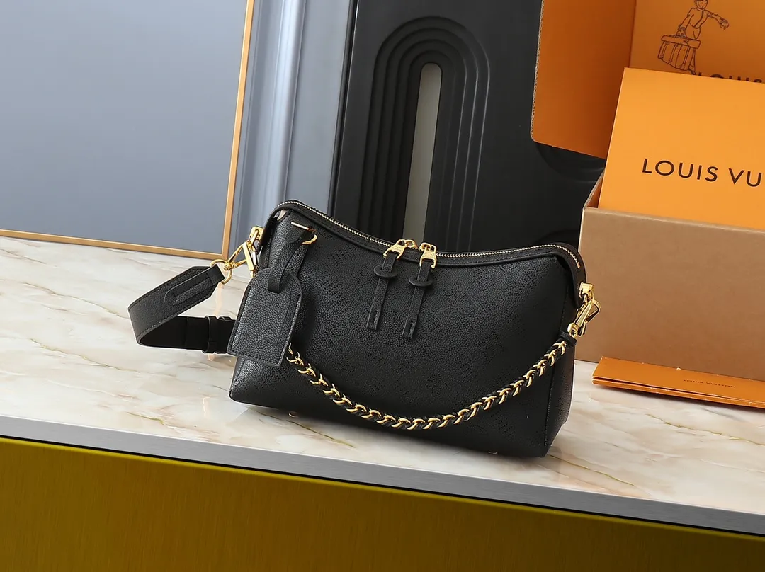 💰240💰Upgraded from the original M13157 M24255 M24114. This Hand It All small handbag uses cow leather to interpret the brand's Bloom elements, incorporates floral imagery into the perforated Monogram pattern, and upgrades the classic style with contrasting brand names. The inner patch pocket is convenient for storing mobile phones, and the woven chain allows for flexible switching between cross-body or shoulder wear. Dimensions: 29.0 x 18.0 x 13.0 cm (length x height x width)