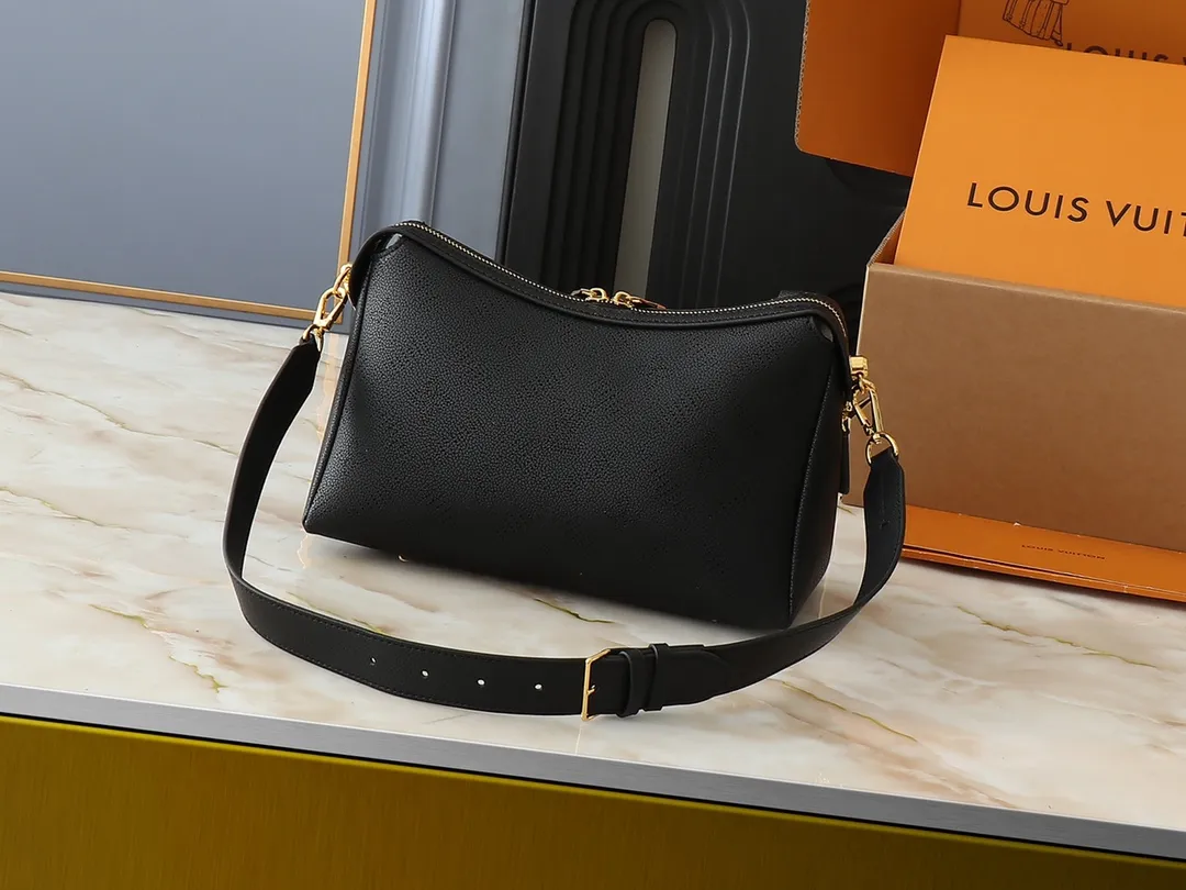 💰240💰Upgraded from the original M13157 M24255 M24114. This Hand It All small handbag uses cow leather to interpret the brand's Bloom elements, incorporates floral imagery into the perforated Monogram pattern, and upgrades the classic style with contrasting brand names. The inner patch pocket is convenient for storing mobile phones, and the woven chain allows for flexible switching between cross-body or shoulder wear. Dimensions: 29.0 x 18.0 x 13.0 cm (length x height x width)
