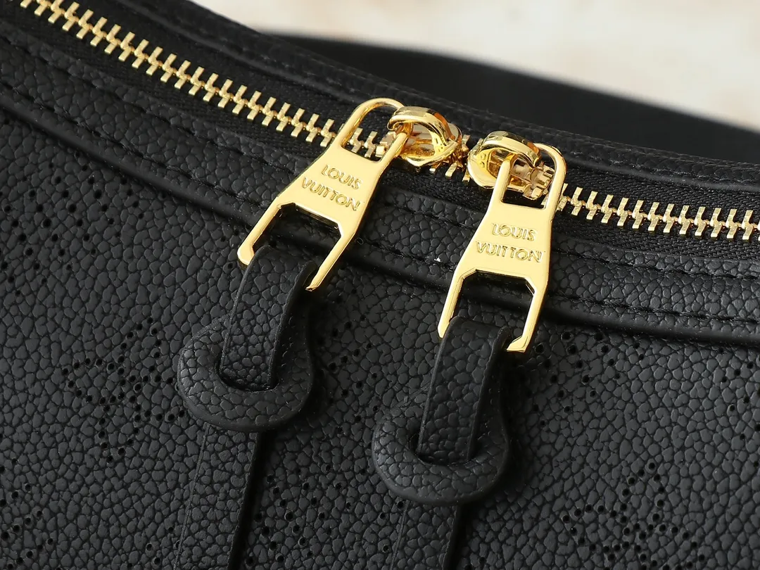 💰240💰Upgraded from the original M13157 M24255 M24114. This Hand It All small handbag uses cow leather to interpret the brand's Bloom elements, incorporates floral imagery into the perforated Monogram pattern, and upgrades the classic style with contrasting brand names. The inner patch pocket is convenient for storing mobile phones, and the woven chain allows for flexible switching between cross-body or shoulder wear. Dimensions: 29.0 x 18.0 x 13.0 cm (length x height x width)