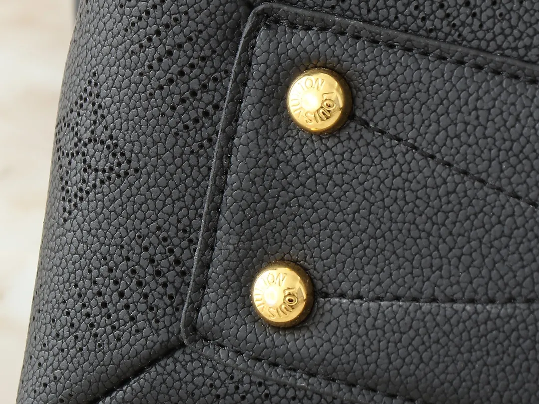 💰240💰Upgraded from the original M13157 M24255 M24114. This Hand It All small handbag uses cow leather to interpret the brand's Bloom elements, incorporates floral imagery into the perforated Monogram pattern, and upgrades the classic style with contrasting brand names. The inner patch pocket is convenient for storing mobile phones, and the woven chain allows for flexible switching between cross-body or shoulder wear. Dimensions: 29.0 x 18.0 x 13.0 cm (length x height x width)