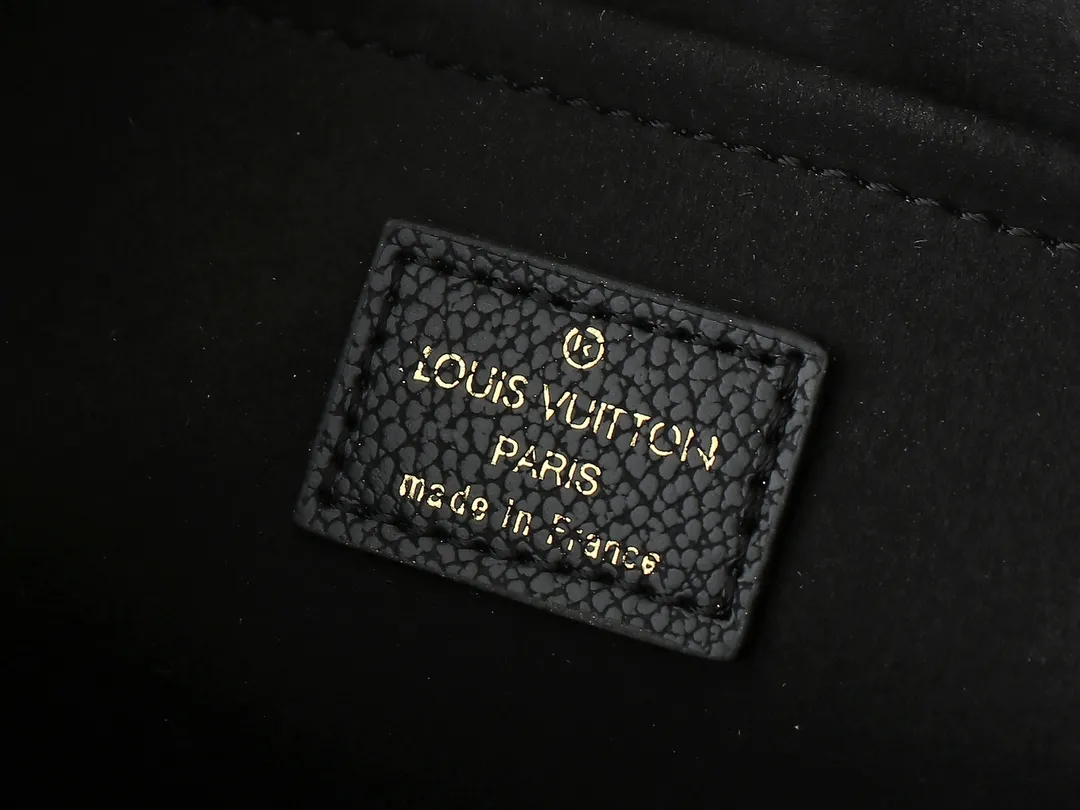 💰240💰Upgraded from the original M13157 M24255 M24114. This Hand It All small handbag uses cow leather to interpret the brand's Bloom elements, incorporates floral imagery into the perforated Monogram pattern, and upgrades the classic style with contrasting brand names. The inner patch pocket is convenient for storing mobile phones, and the woven chain allows for flexible switching between cross-body or shoulder wear. Dimensions: 29.0 x 18.0 x 13.0 cm (length x height x width)