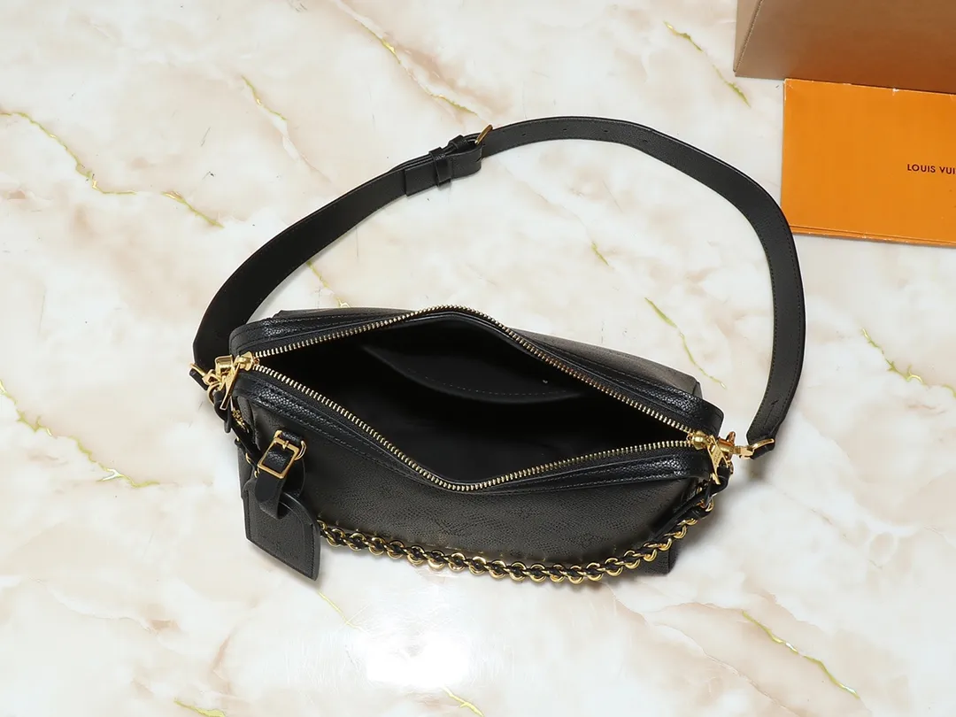 💰240💰Upgraded from the original M13157 M24255 M24114. This Hand It All small handbag uses cow leather to interpret the brand's Bloom elements, incorporates floral imagery into the perforated Monogram pattern, and upgrades the classic style with contrasting brand names. The inner patch pocket is convenient for storing mobile phones, and the woven chain allows for flexible switching between cross-body or shoulder wear. Dimensions: 29.0 x 18.0 x 13.0 cm (length x height x width)