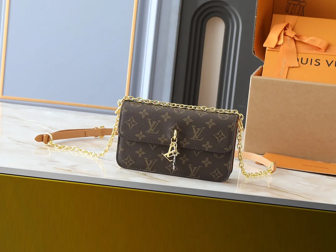 💰240💰Upgraded from the original M14564 M14547 M14581 M14548 This Wallet On Chain handbag is from the Louis Vuitton LV Bloom series. It is cut from cow leather in a fashionable and practical configuration. It's decorated with embellishments inspired by the brand's iconic Monogram pattern. There's plenty of space to store a smartphone, and contrasting metal hardware adds an elegant touch. Dimensions: 20.0 x 11.5 x 4.0 cm (length x height x width)