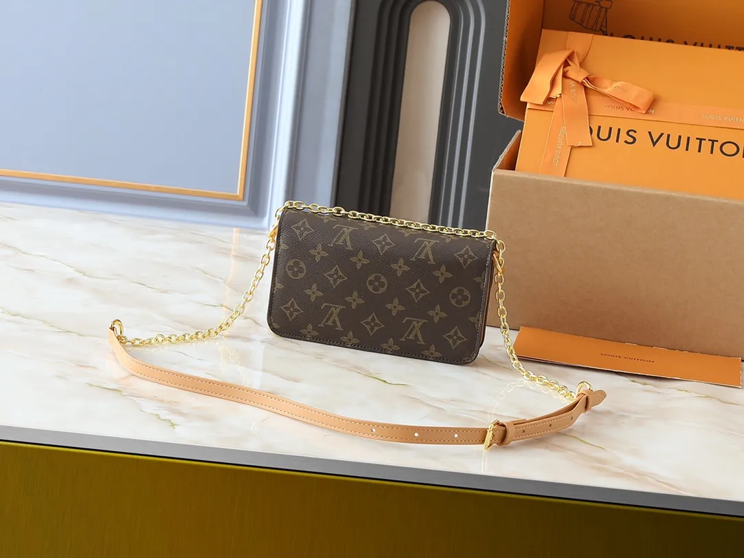 💰240💰Upgraded from the original M14564 M14547 M14581 M14548 This Wallet On Chain handbag is from the Louis Vuitton LV Bloom series. It is cut from cow leather in a fashionable and practical configuration. It's decorated with embellishments inspired by the brand's iconic Monogram pattern. There's plenty of space to store a smartphone, and contrasting metal hardware adds an elegant touch. Dimensions: 20.0 x 11.5 x 4.0 cm (length x height x width)